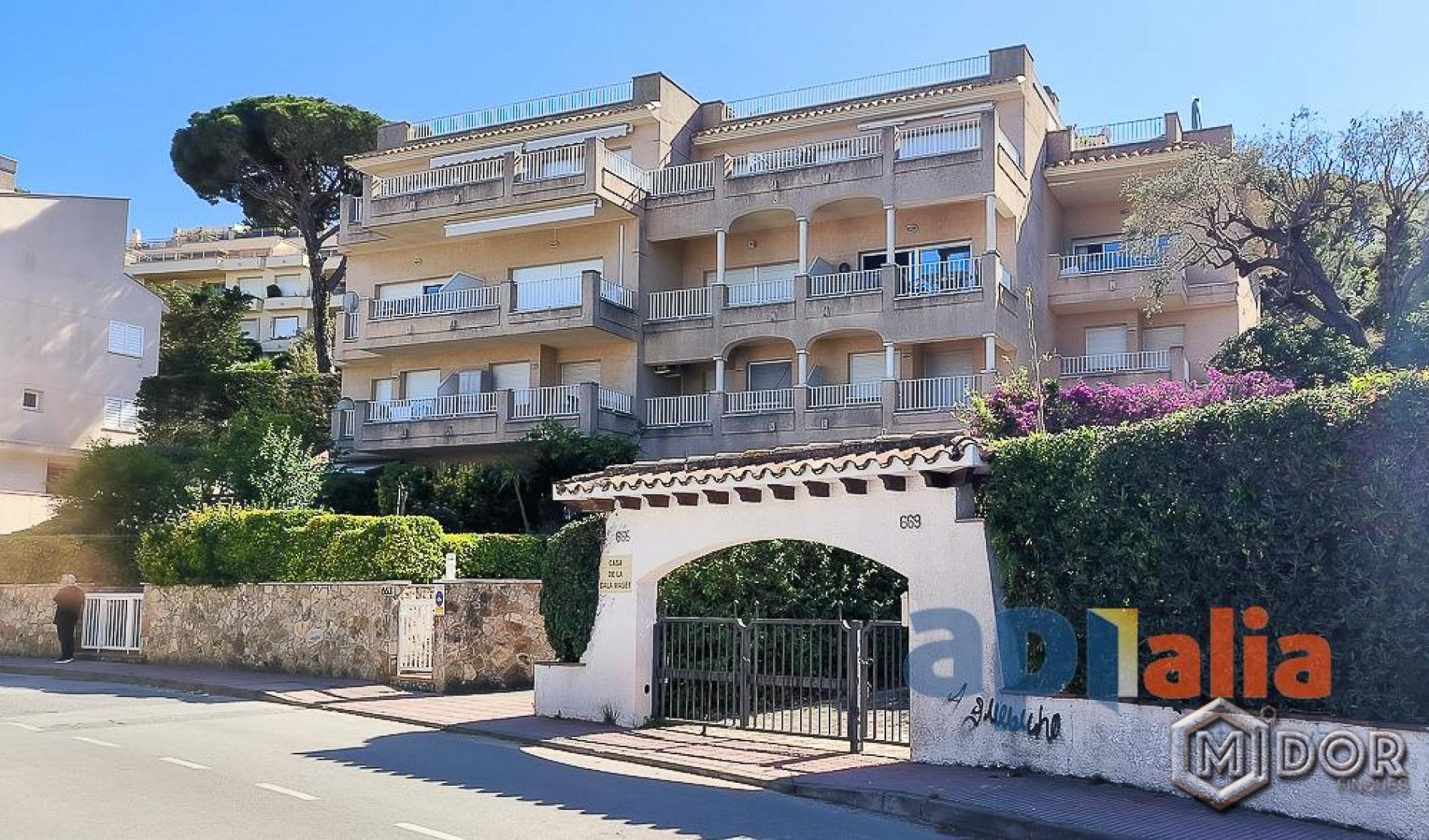 DÚPLEX AMB JARDÍ A 240m DE LA PLATJA DE ST.POL -S'AGARÓ (2a LÍNIA DE MAR)