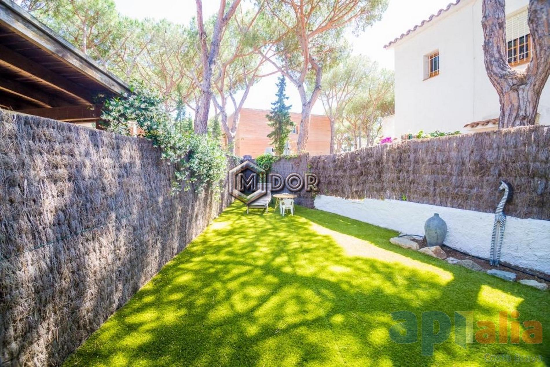 CASA ADOSSADA AMB JARDÍ AL CENTRE