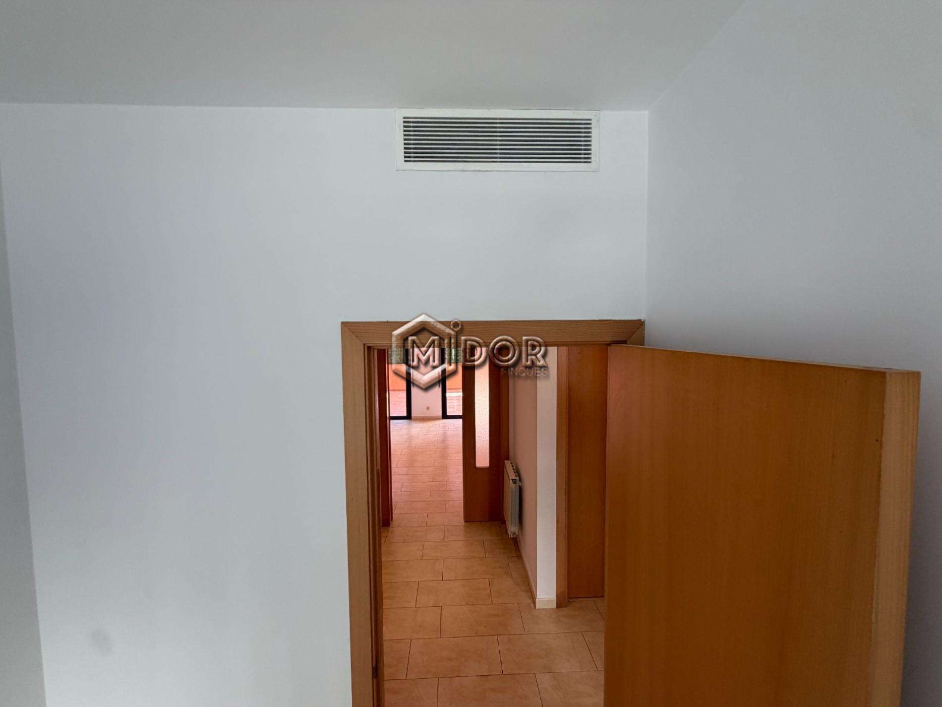 PLANTA BAIXA AMB TERRASSA A TAN SOLS 650m DE LA PLATJA