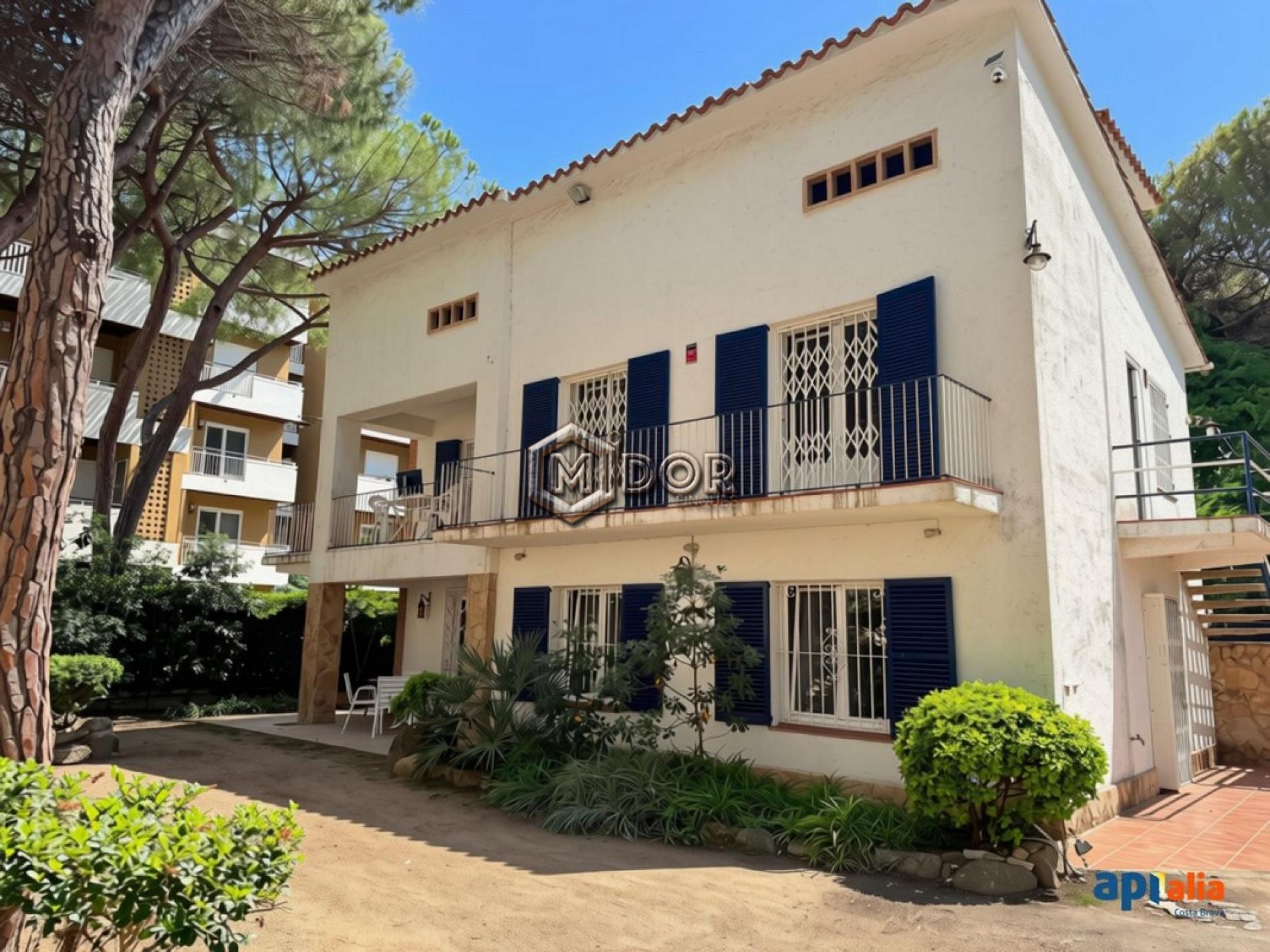 HOUSE WITH PRIVATE GARDEN AND 2 INDEPENDENT HOMES, SECOND LINE FROM THE SEA IN PLATJA D’ARO