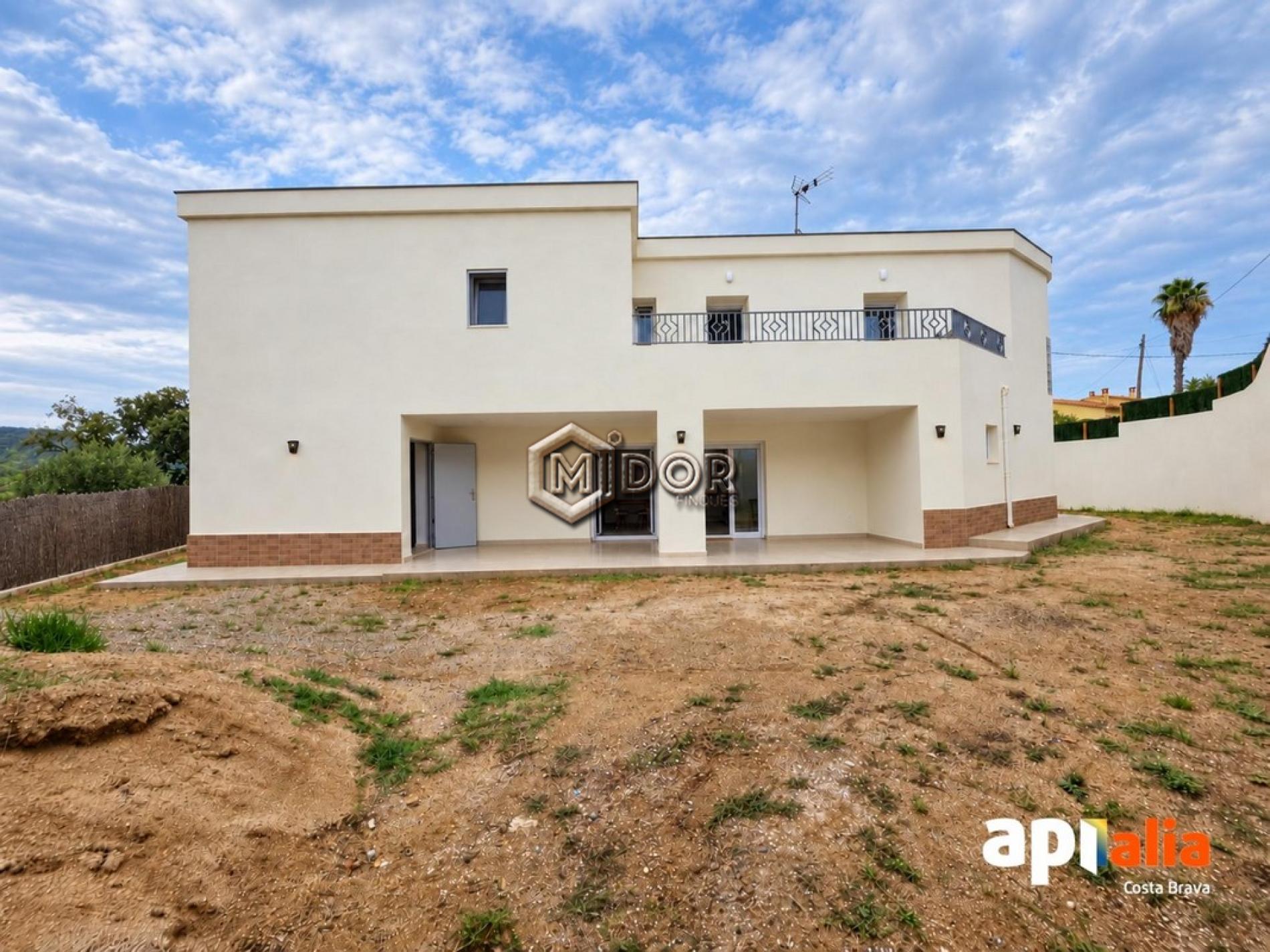 CASA DE NOVA CONSTRUCCIÓ AMB JARDÍ A (Mas Pere) CALONGE