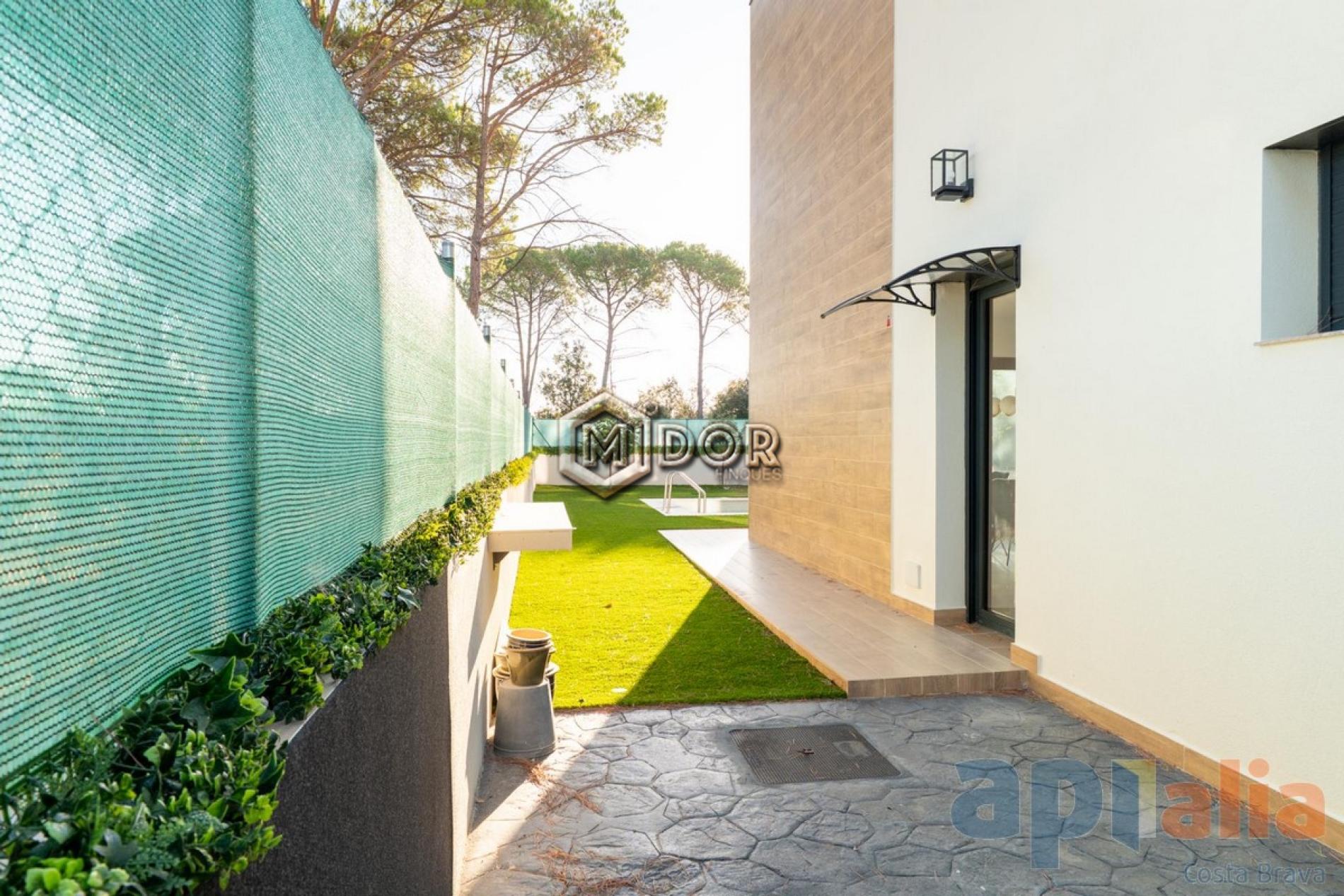 MODERN VILLA WITH PRIVATE POOL, GARAGE AND GARDEN IN CAN SOLÀ GROS II