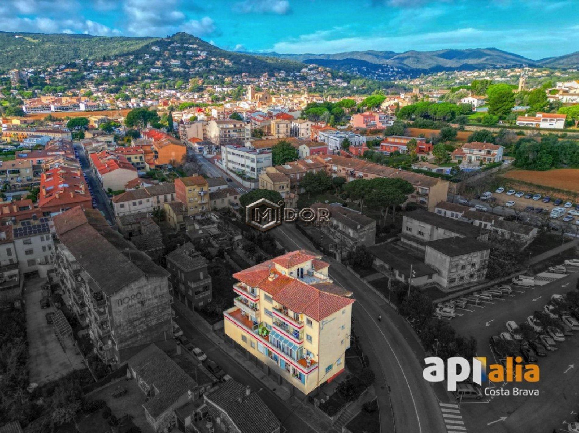 PIS AMB TERRASSA AL CENTRE DE CALONGE