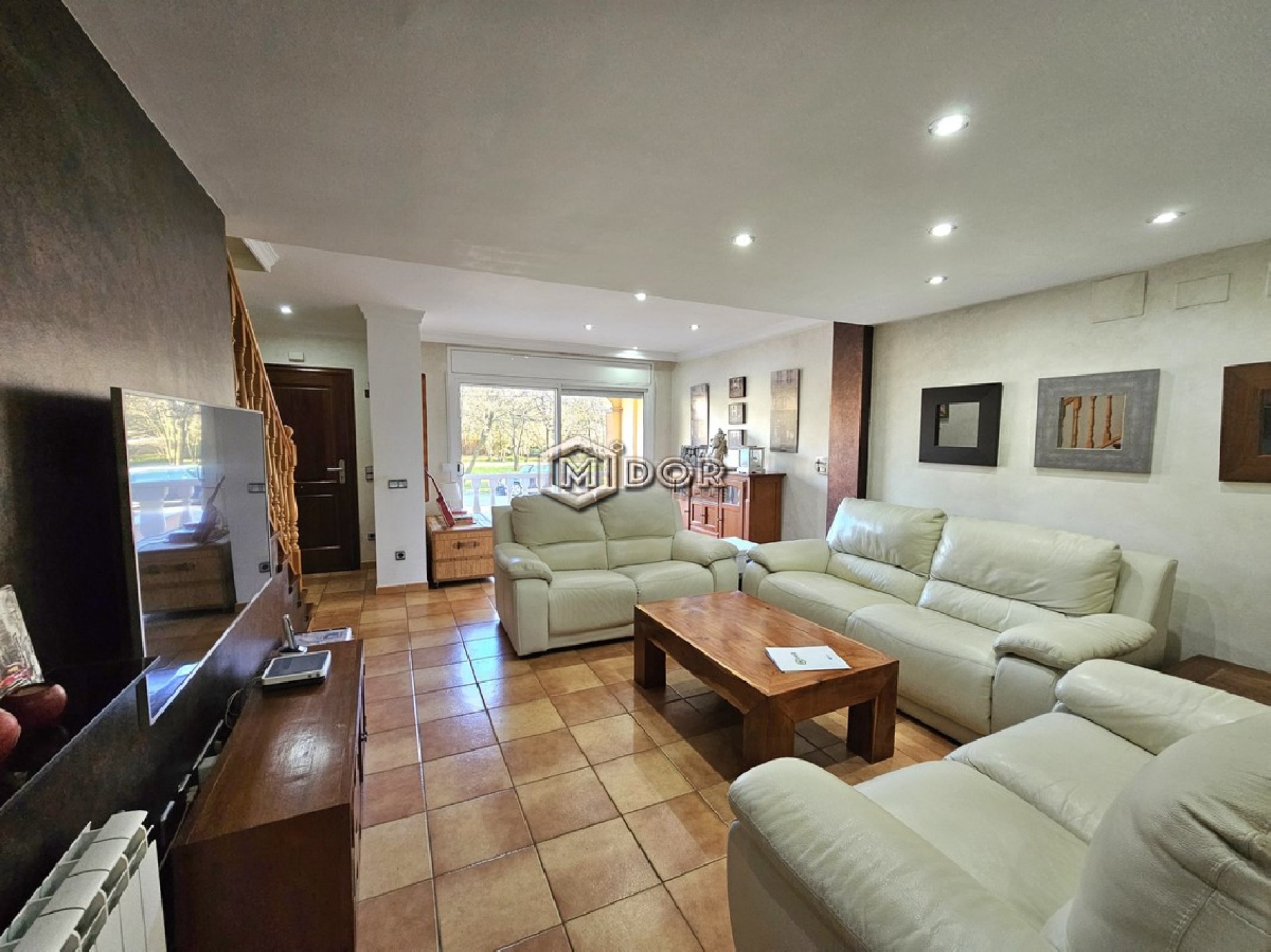 CASA ADOSSADA AMB JARDÍ I GARATGE