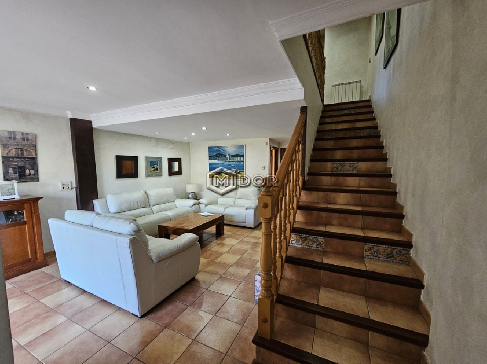 CASA ADOSSADA AMB JARDÍ I GARATGE