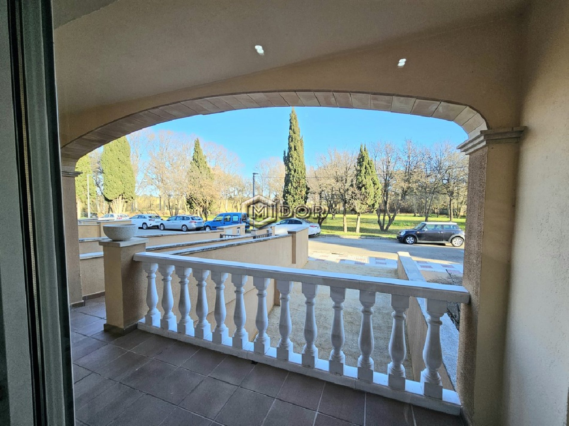 CASA ADOSSADA AMB JARDÍ I GARATGE