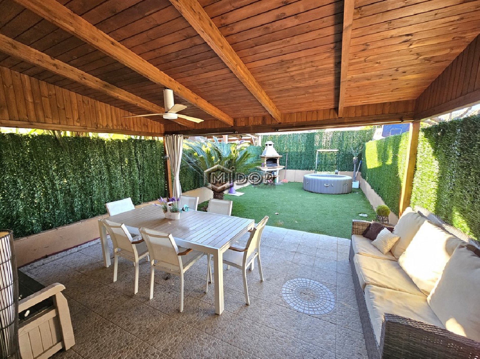 CASA ADOSSADA AMB JARDÍ I GARATGE