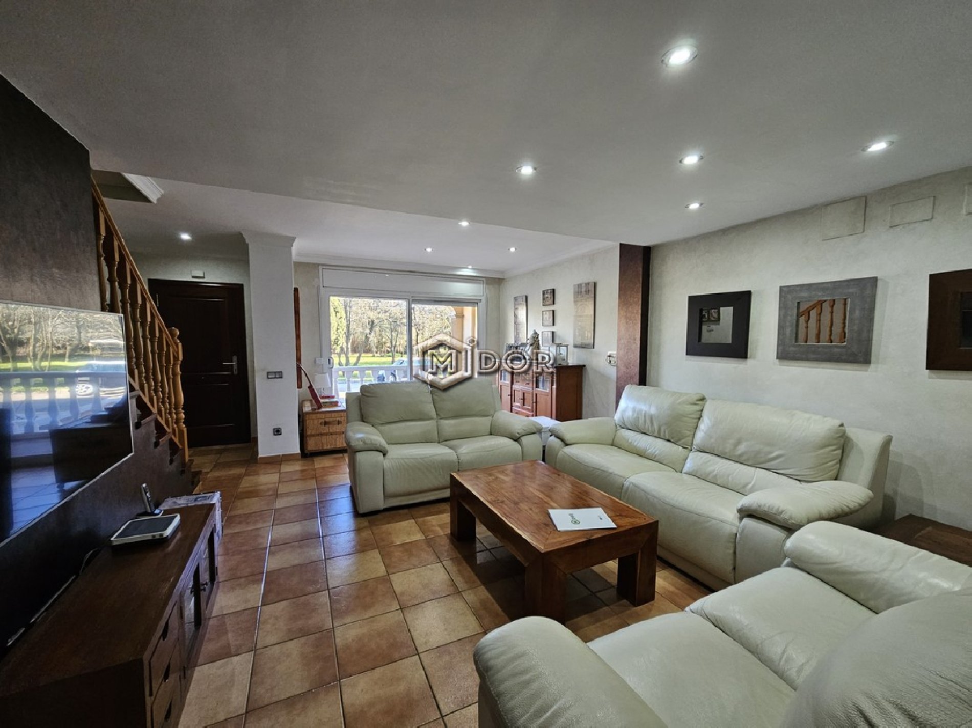 CASA ADOSSADA AMB JARDÍ I GARATGE