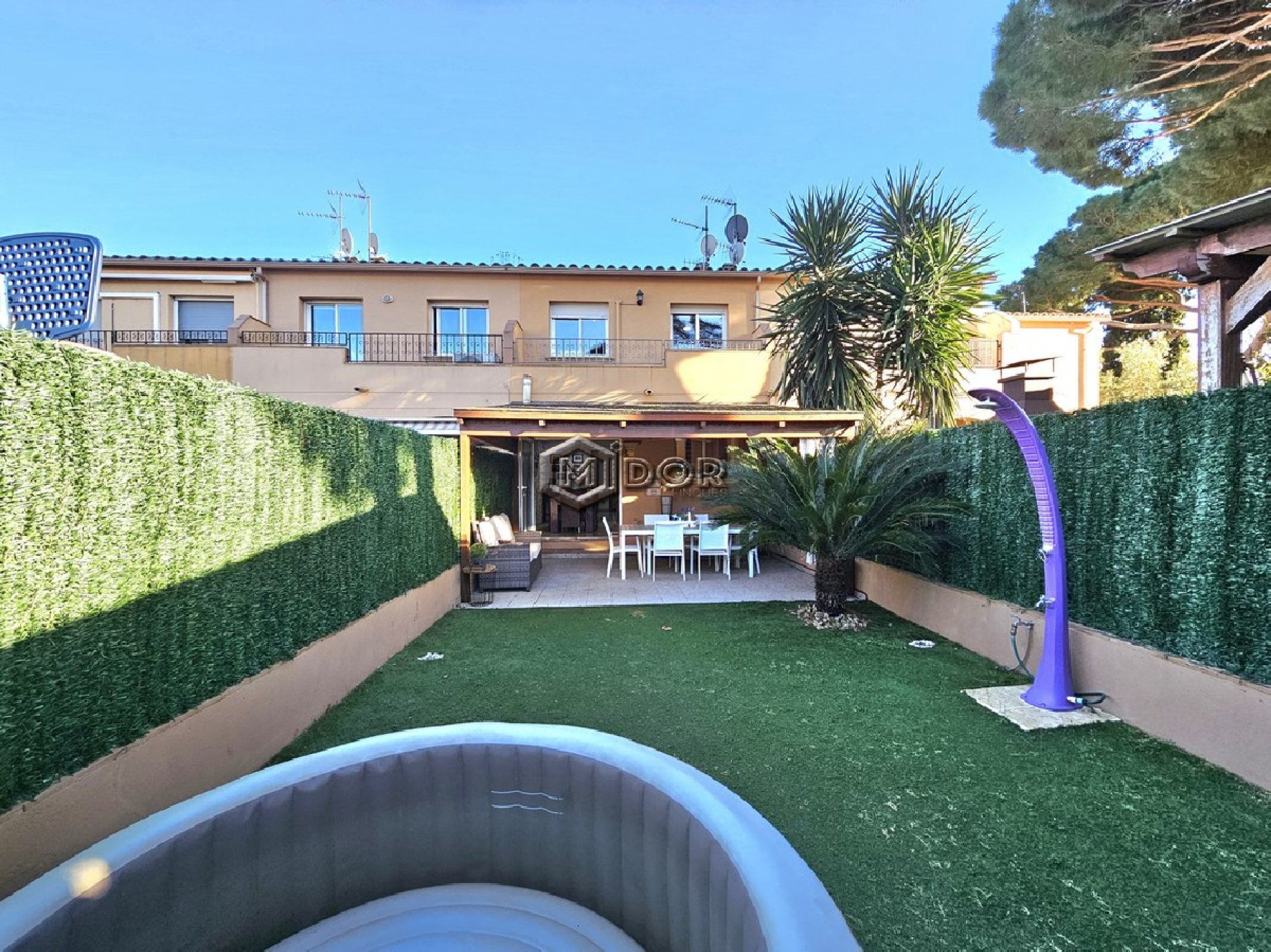 CASA ADOSSADA AMB JARDÍ I GARATGE
