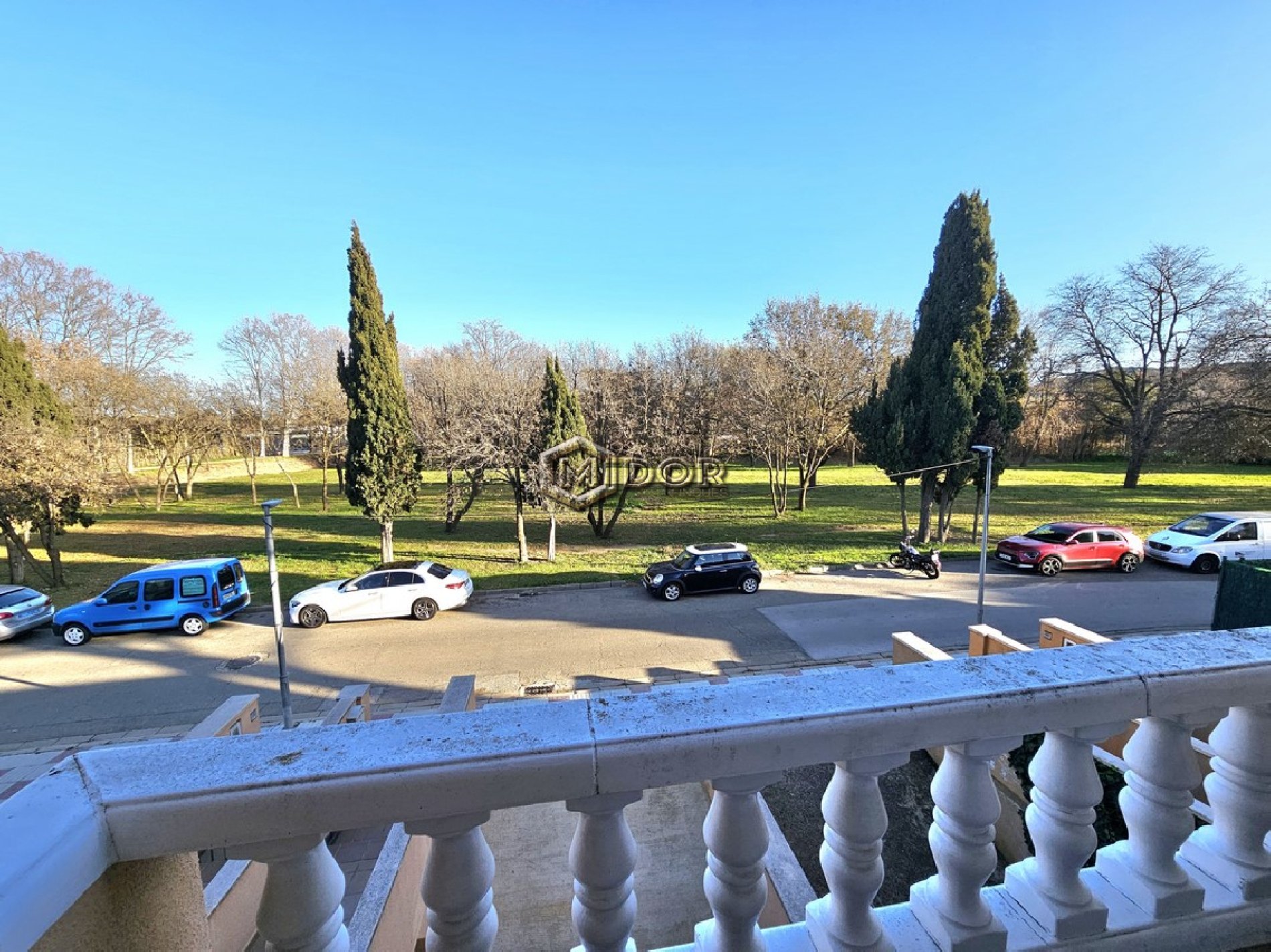 CASA ADOSSADA AMB JARDÍ I GARATGE