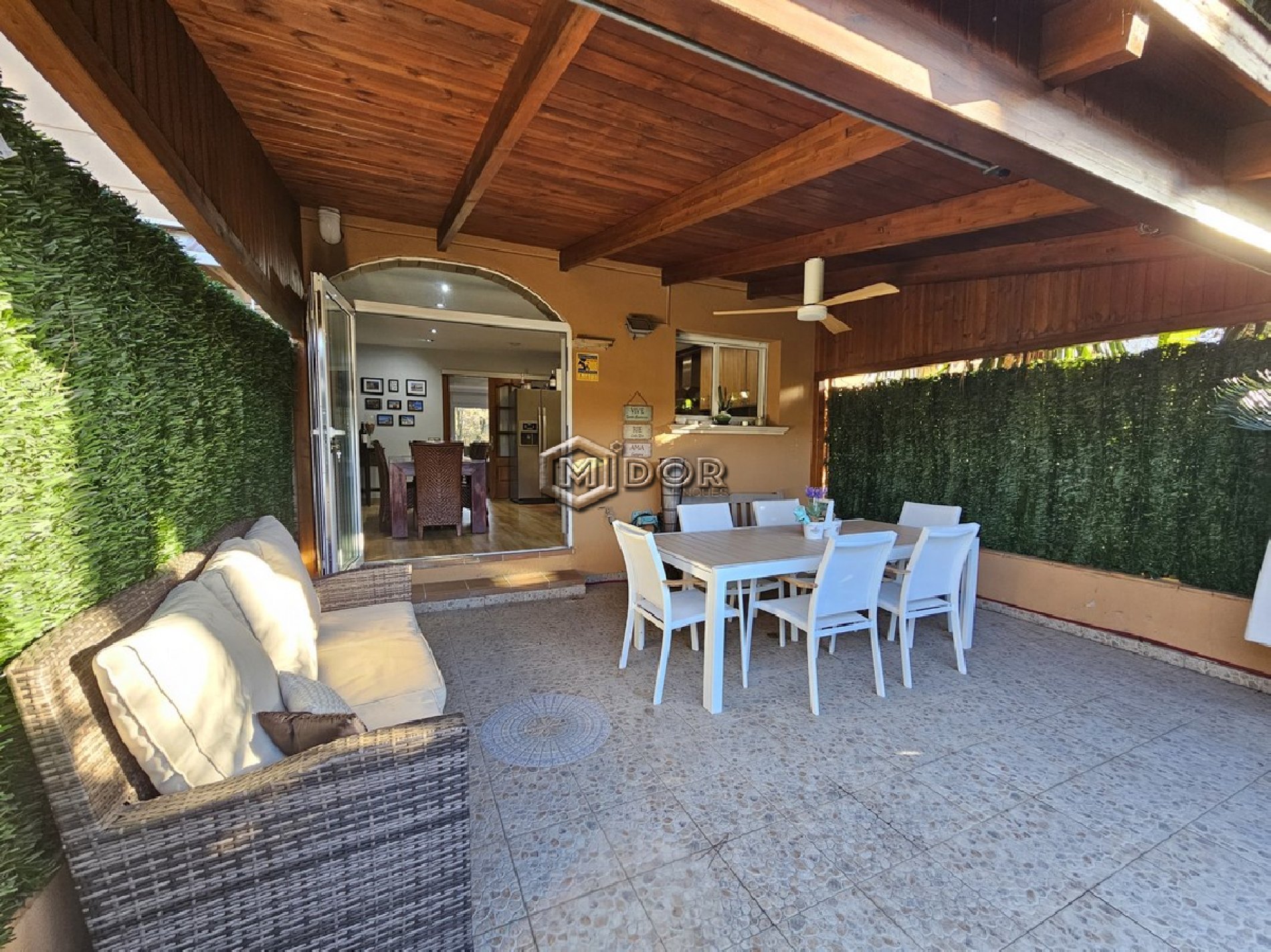 CASA ADOSSADA AMB JARDÍ I GARATGE