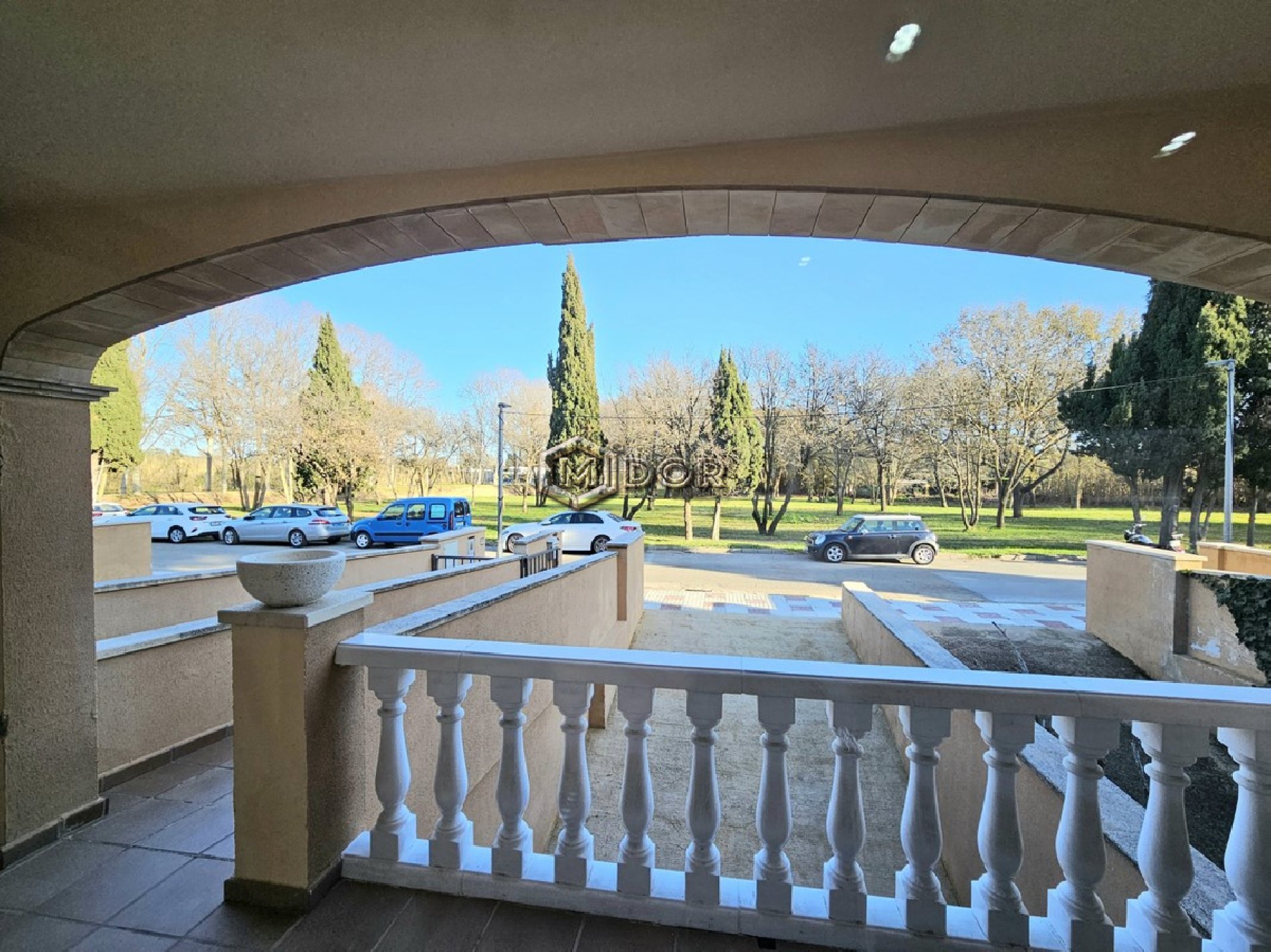 CASA ADOSSADA AMB JARDÍ I GARATGE