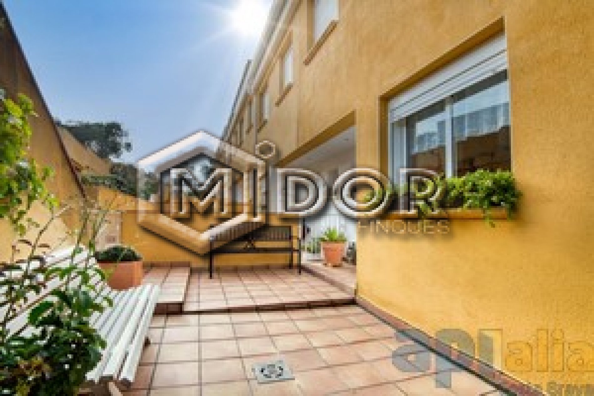CASA ADOSSADA AMB JARDI I PISCINA A URB. TREUMAL (PLATJA D'ARO)