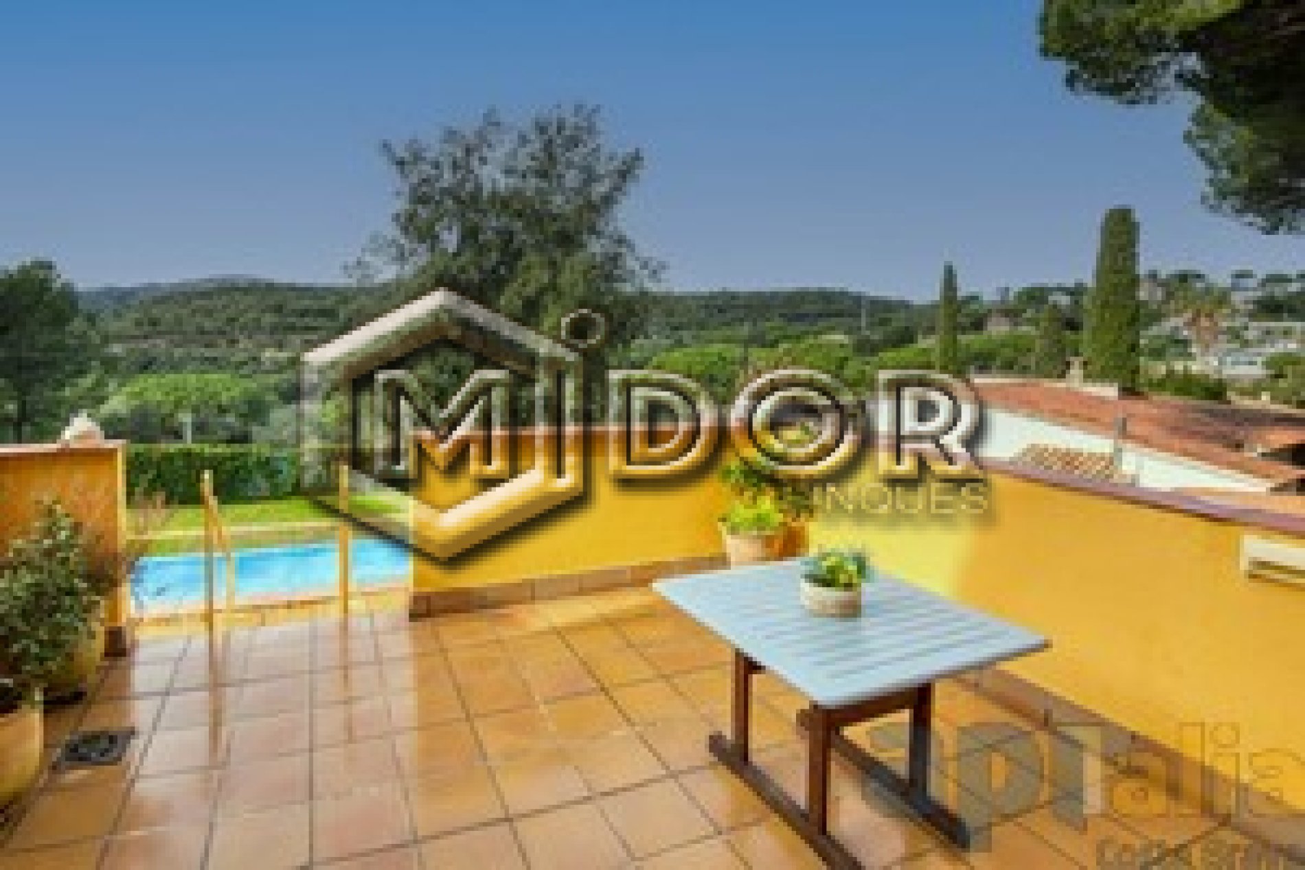 CASA ADOSSADA AMB JARDI I PISCINA A URB. TREUMAL (PLATJA D'ARO)