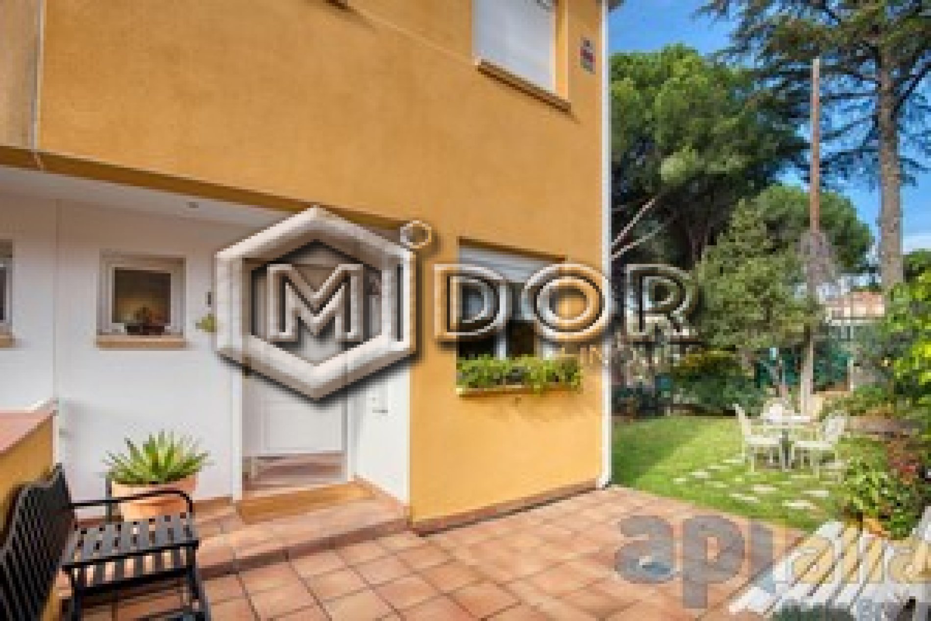 CASA ADOSSADA AMB JARDI I PISCINA A URB. TREUMAL (PLATJA D'ARO)
