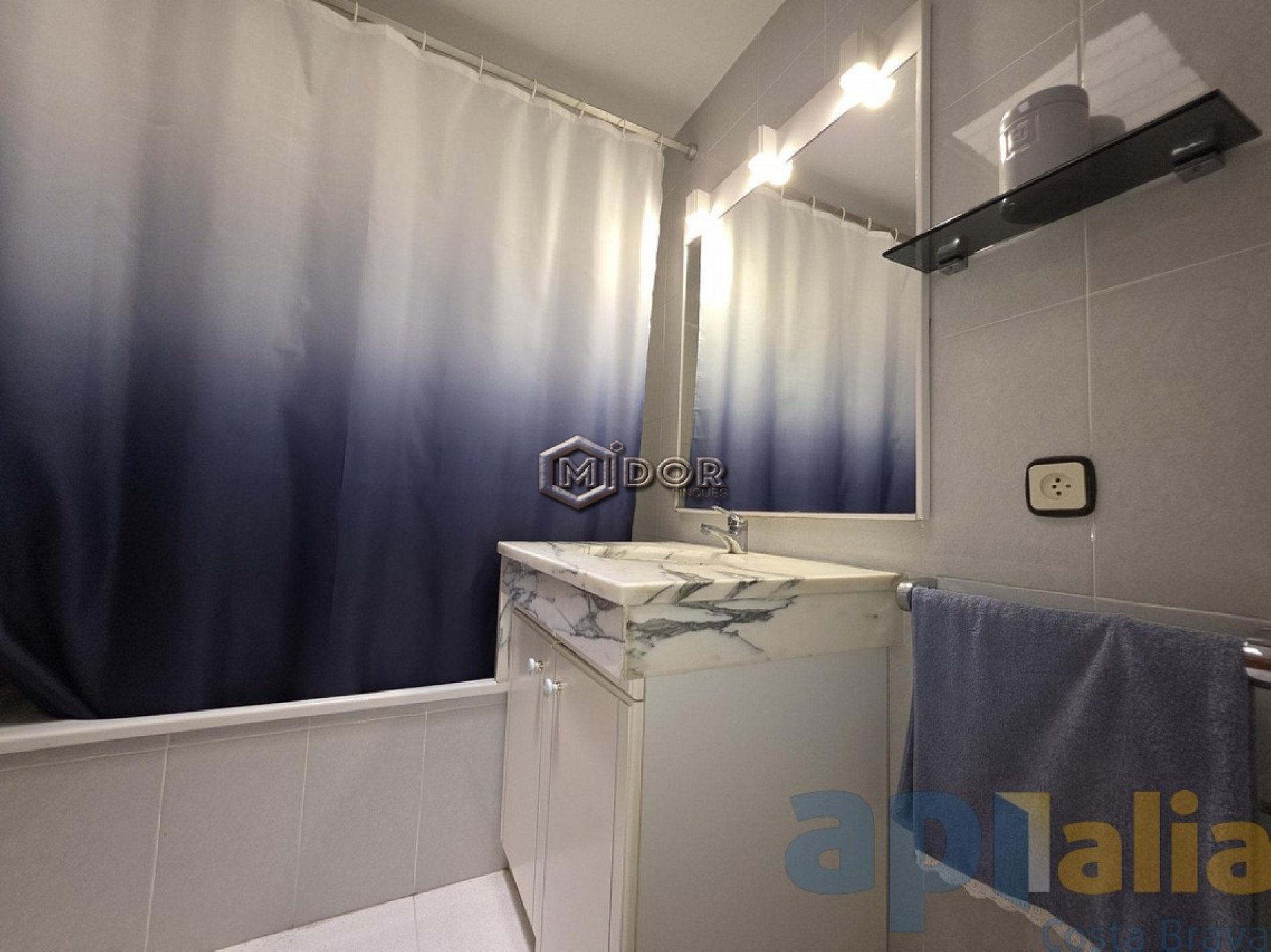 CASA ADOSSADA AMB JARDI I PISCINA