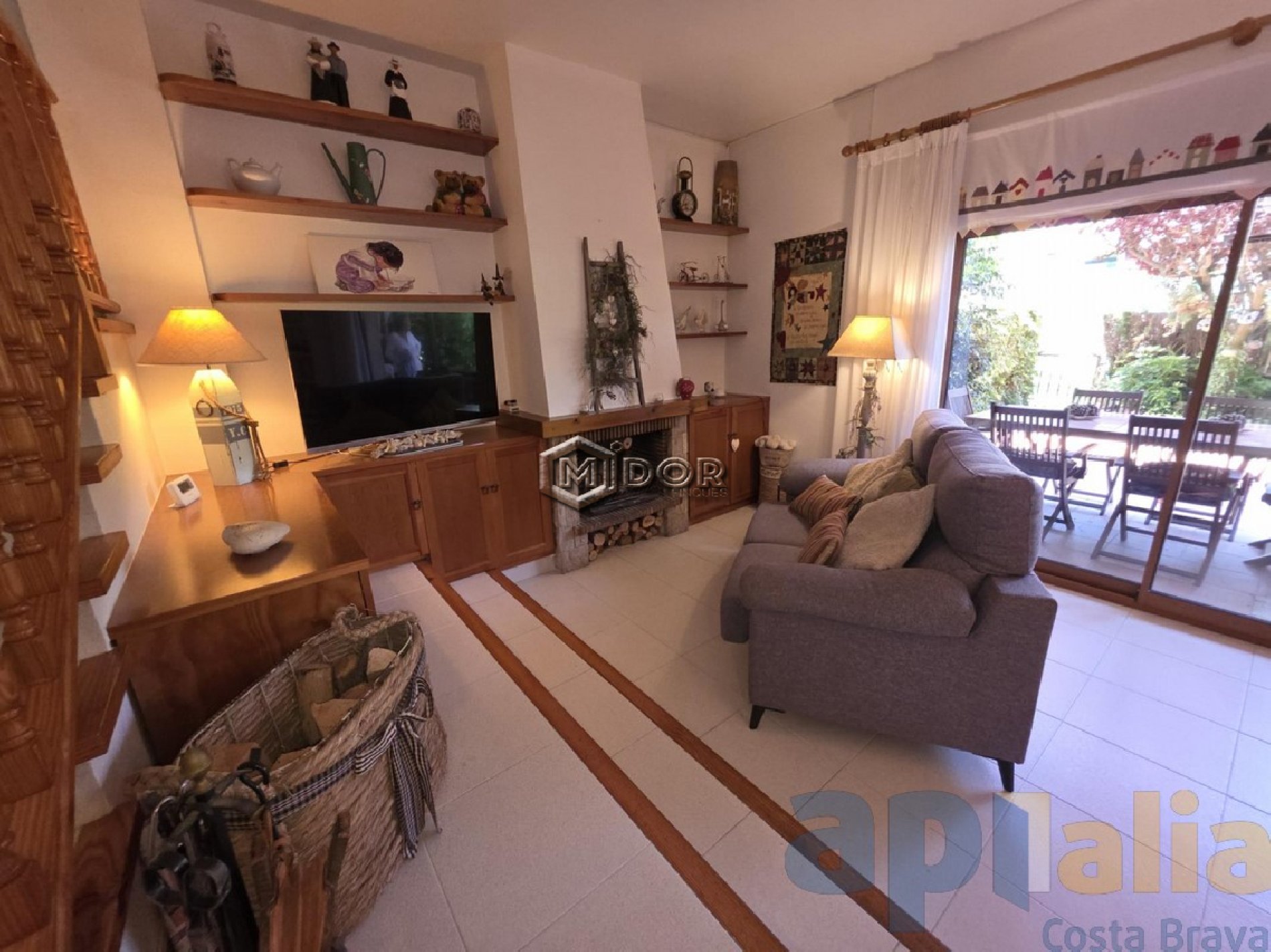 CASA ADOSSADA AMB JARDI I PISCINA