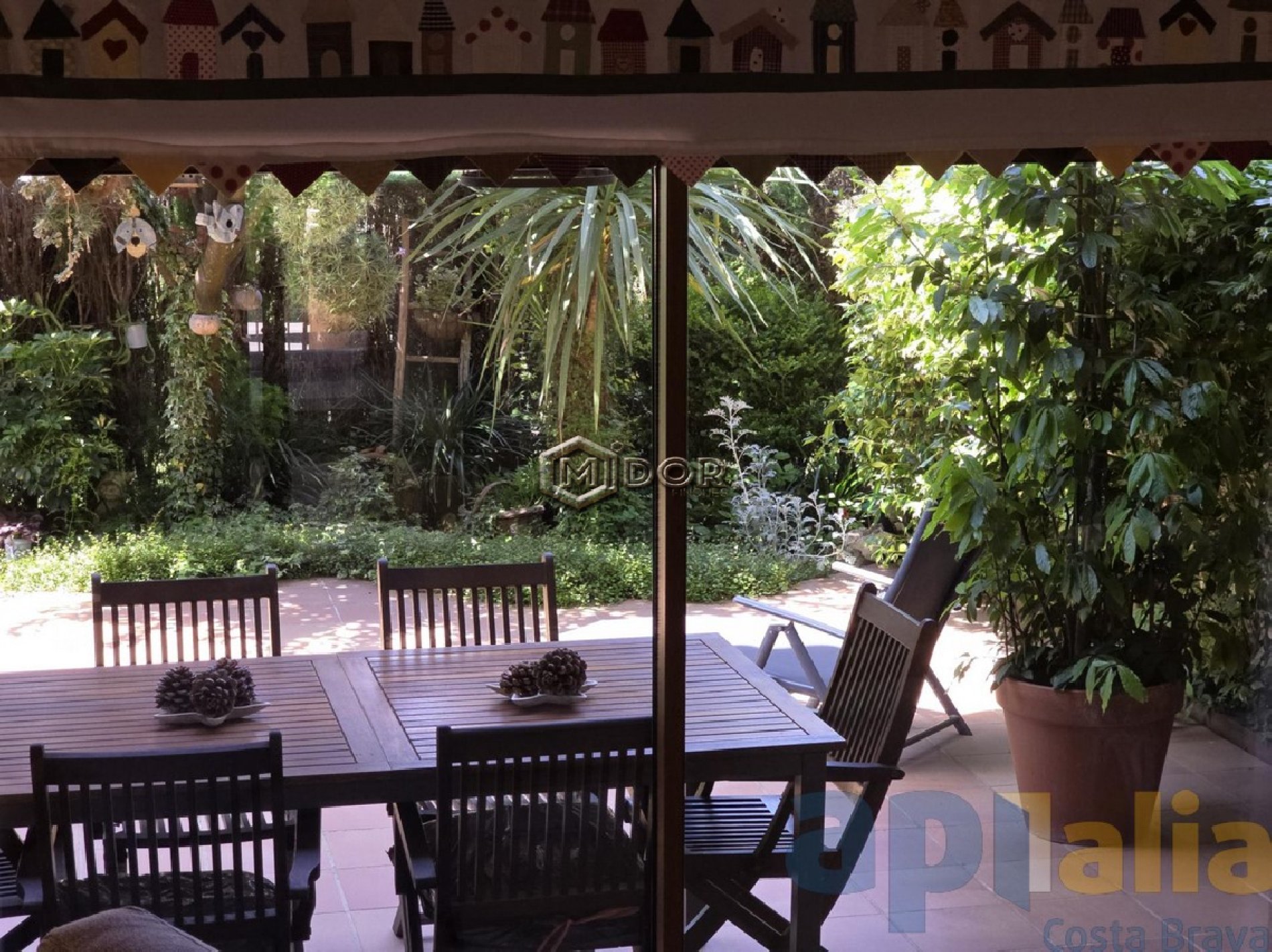 CASA ADOSSADA AMB JARDI I PISCINA