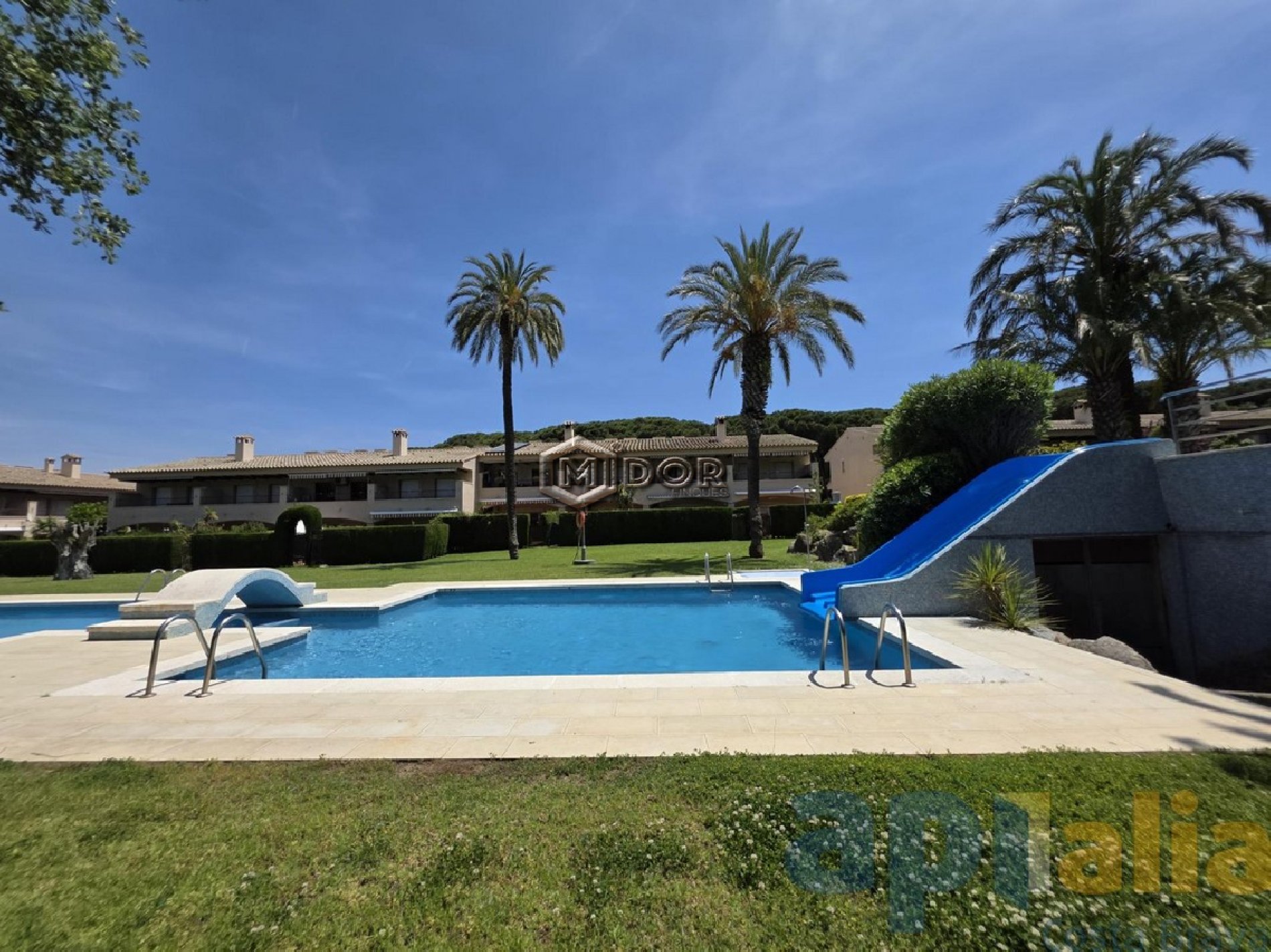 CASA ADOSSADA AMB JARDI I PISCINA