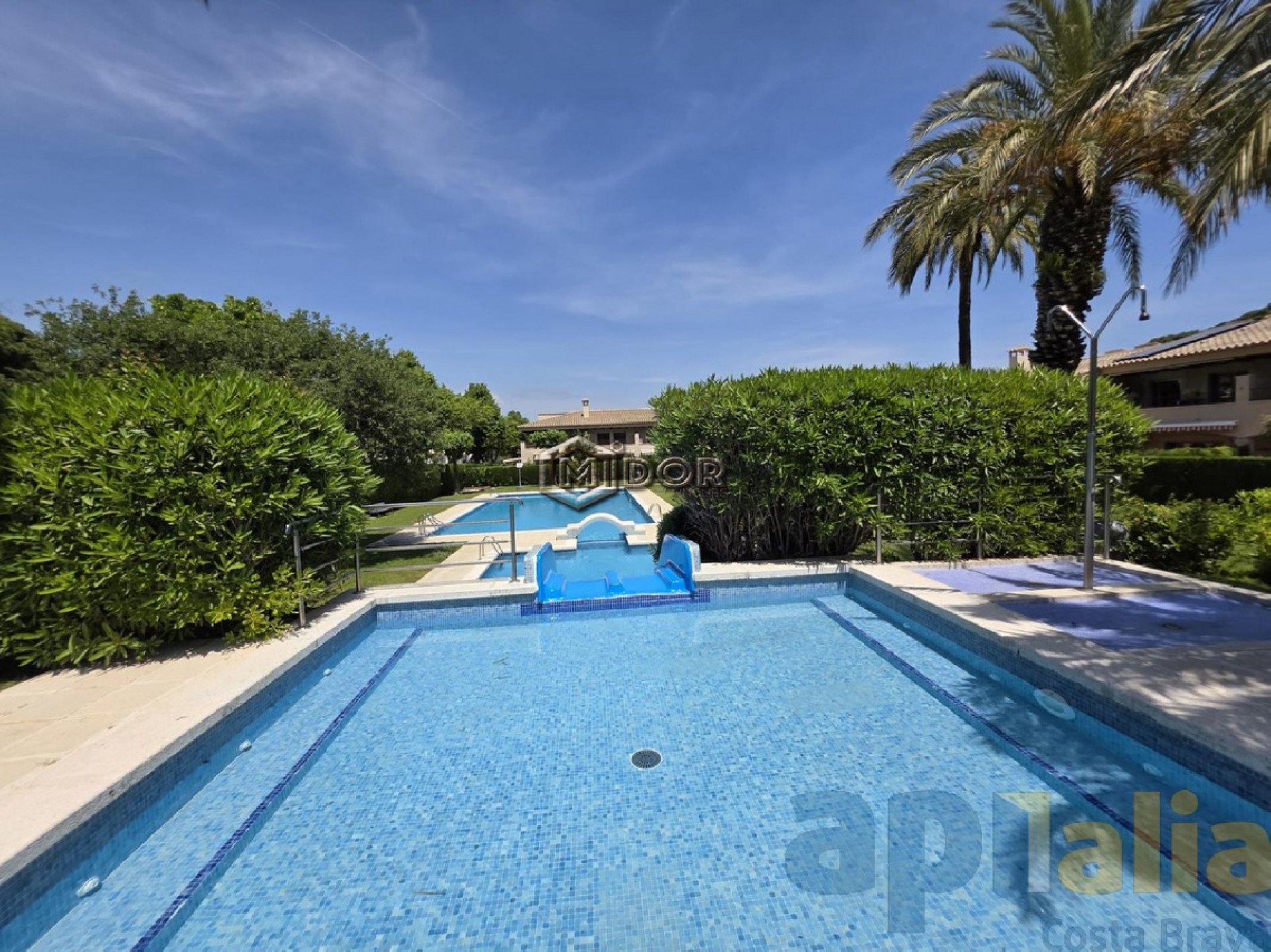 CASA ADOSSADA AMB JARDI I PISCINA