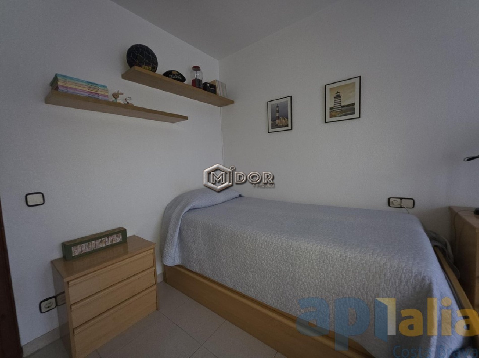 CASA ADOSSADA AMB JARDI I PISCINA