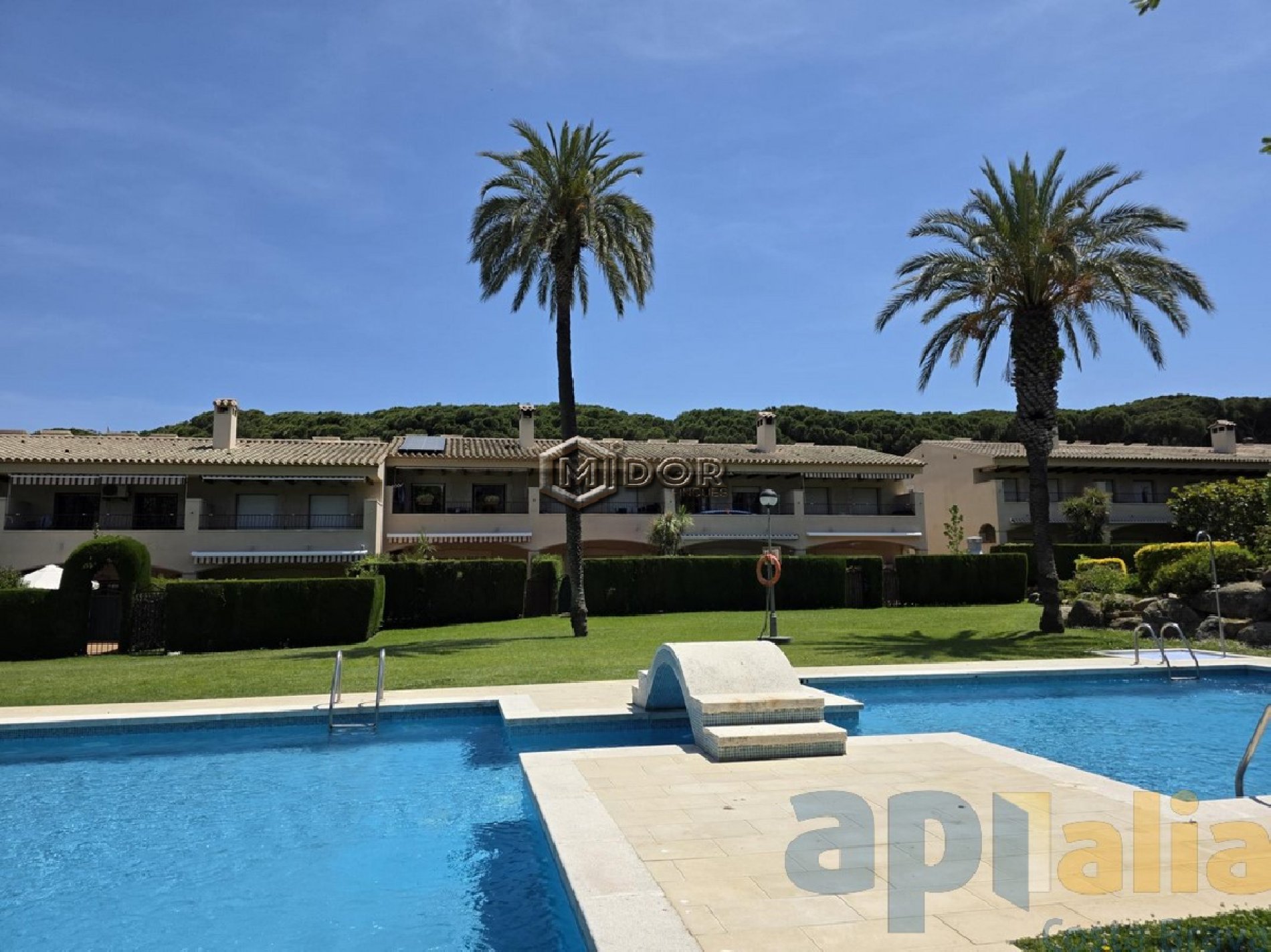 CASA ADOSSADA AMB JARDI I PISCINA