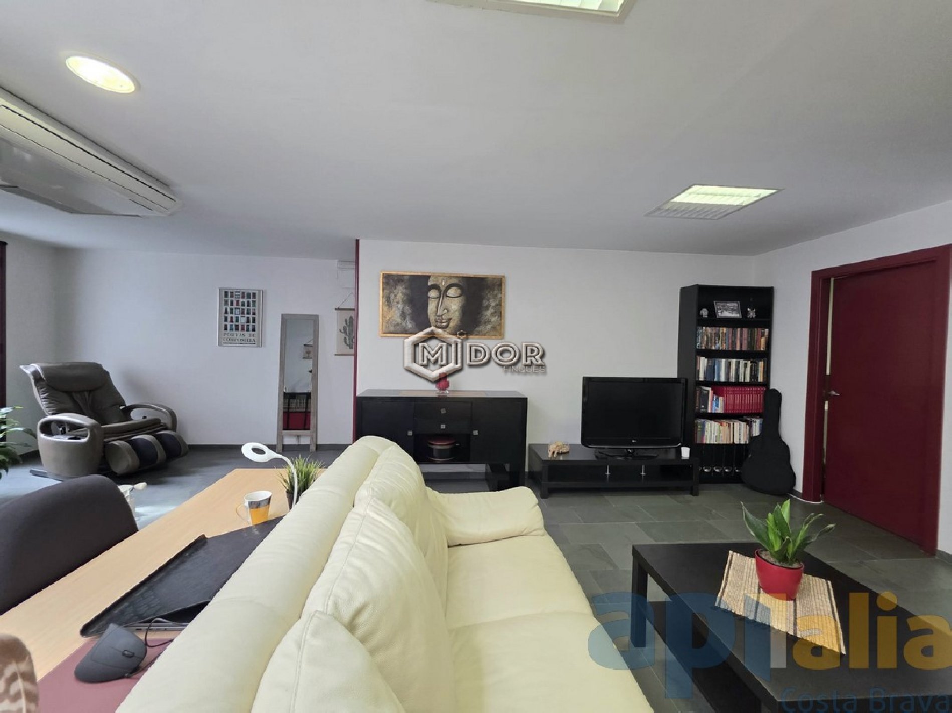 CASA ADOSSADA AMB LOCAL A ZONA CÈNTRICA