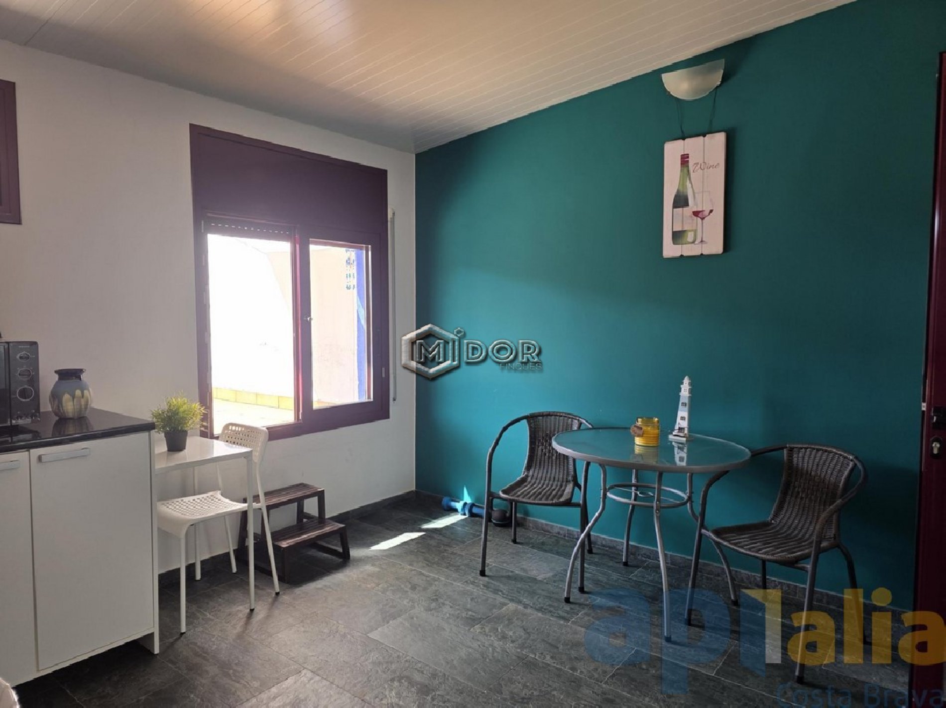 CASA ADOSSADA AMB LOCAL A ZONA CÈNTRICA