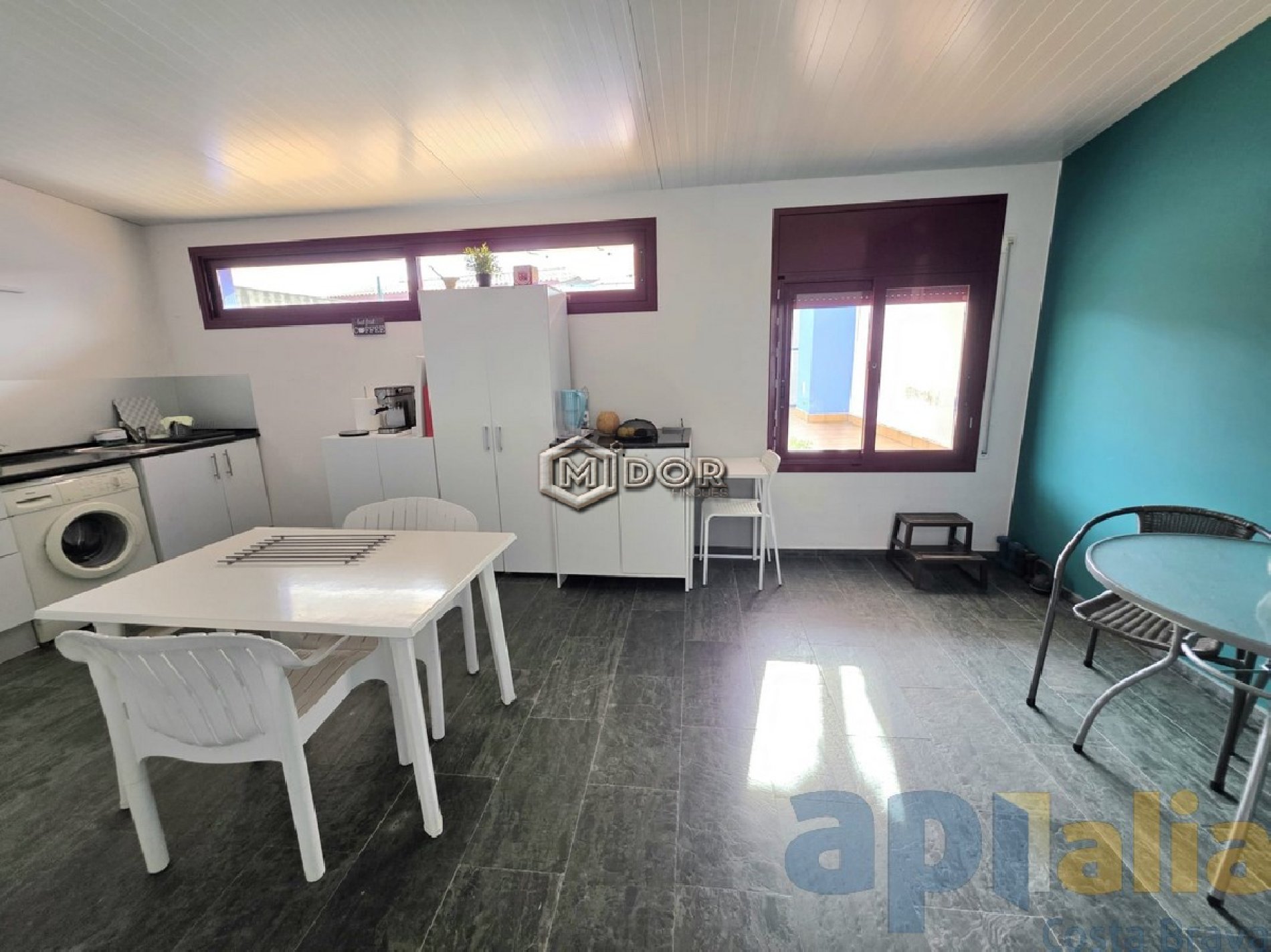 CASA ADOSSADA AMB LOCAL A ZONA CÈNTRICA