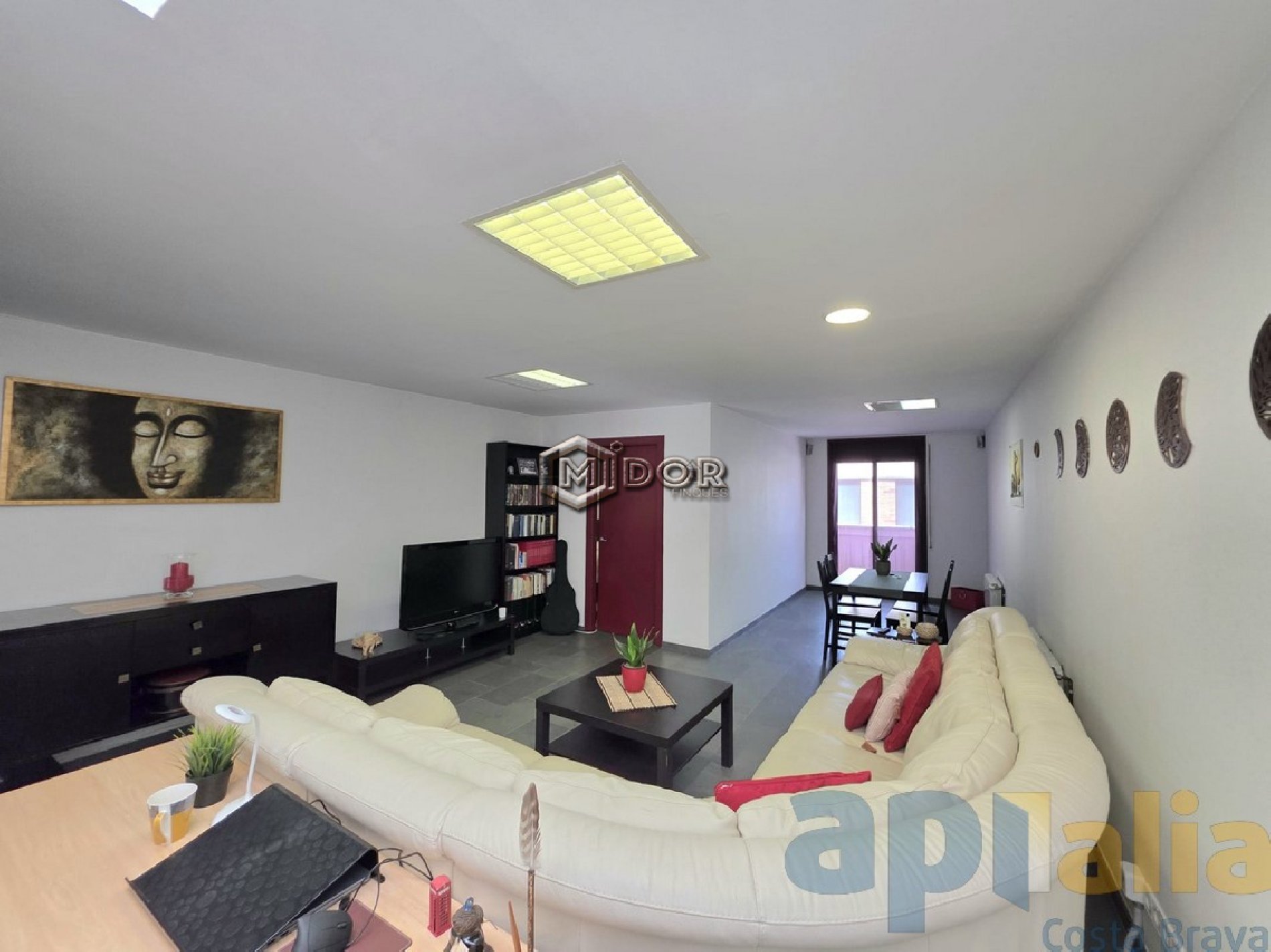 CASA ADOSSADA AMB LOCAL A ZONA CÈNTRICA