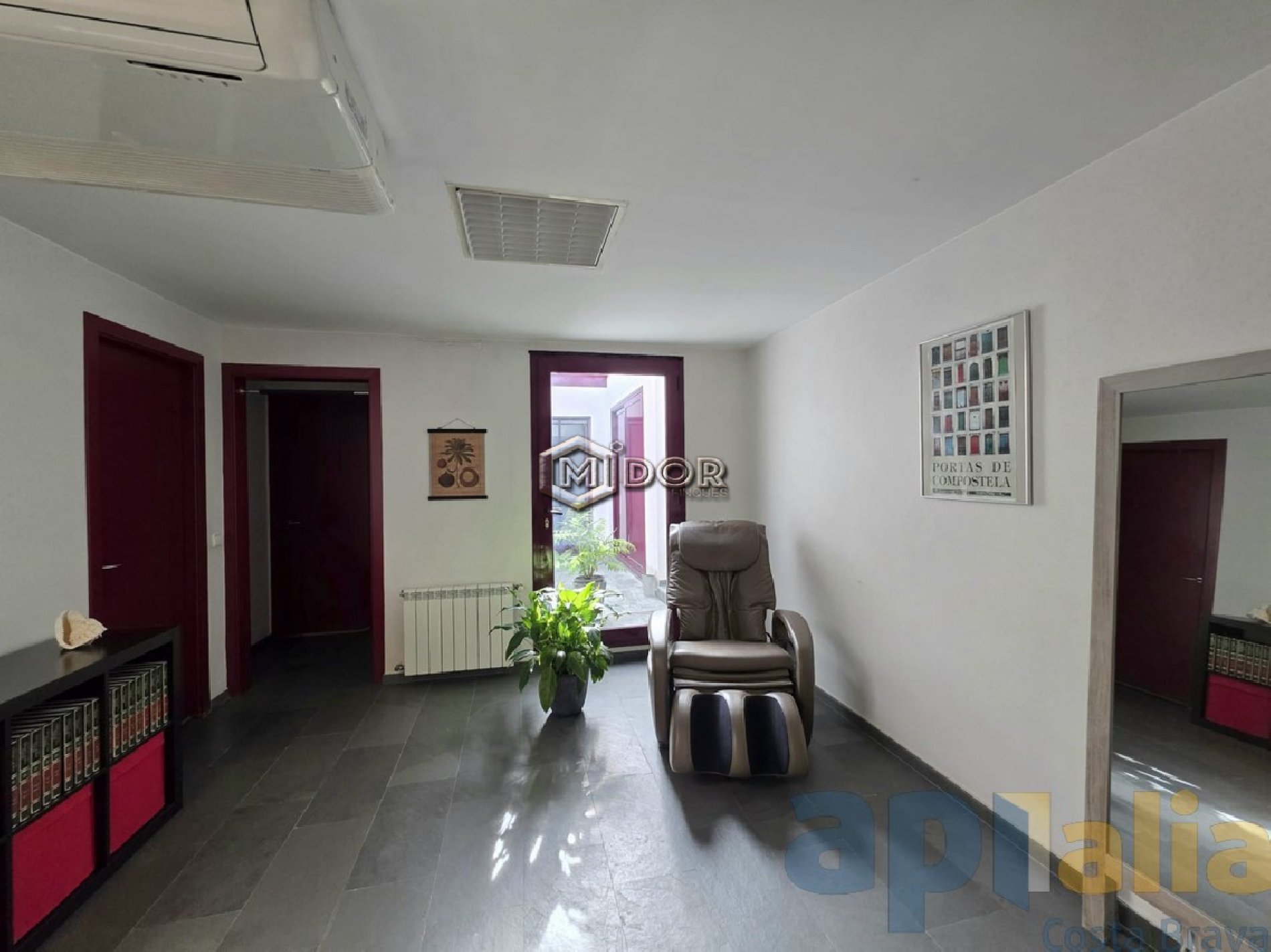 CASA ADOSSADA AMB LOCAL A ZONA CÈNTRICA