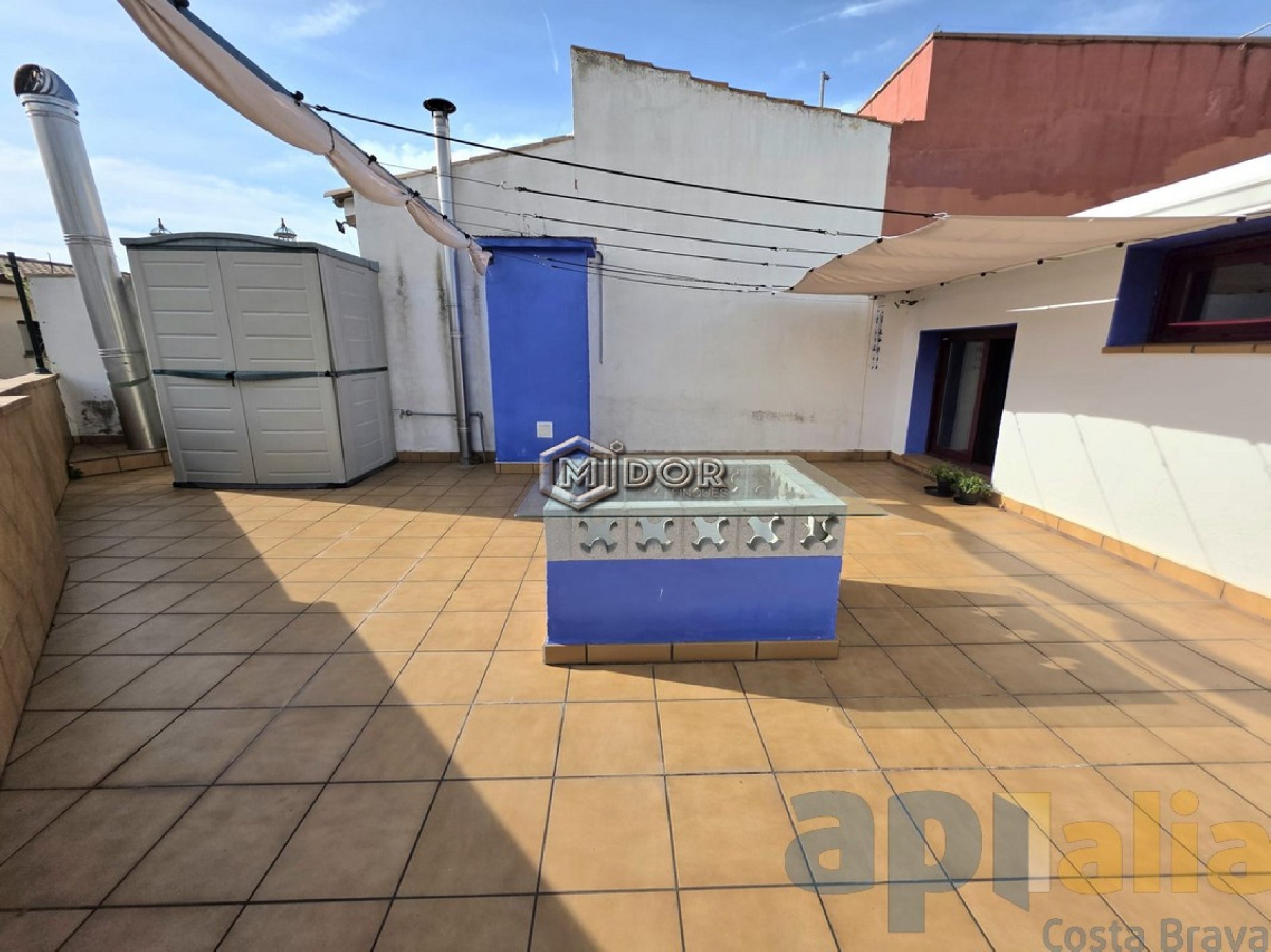 CASA ADOSSADA AMB LOCAL A ZONA CÈNTRICA