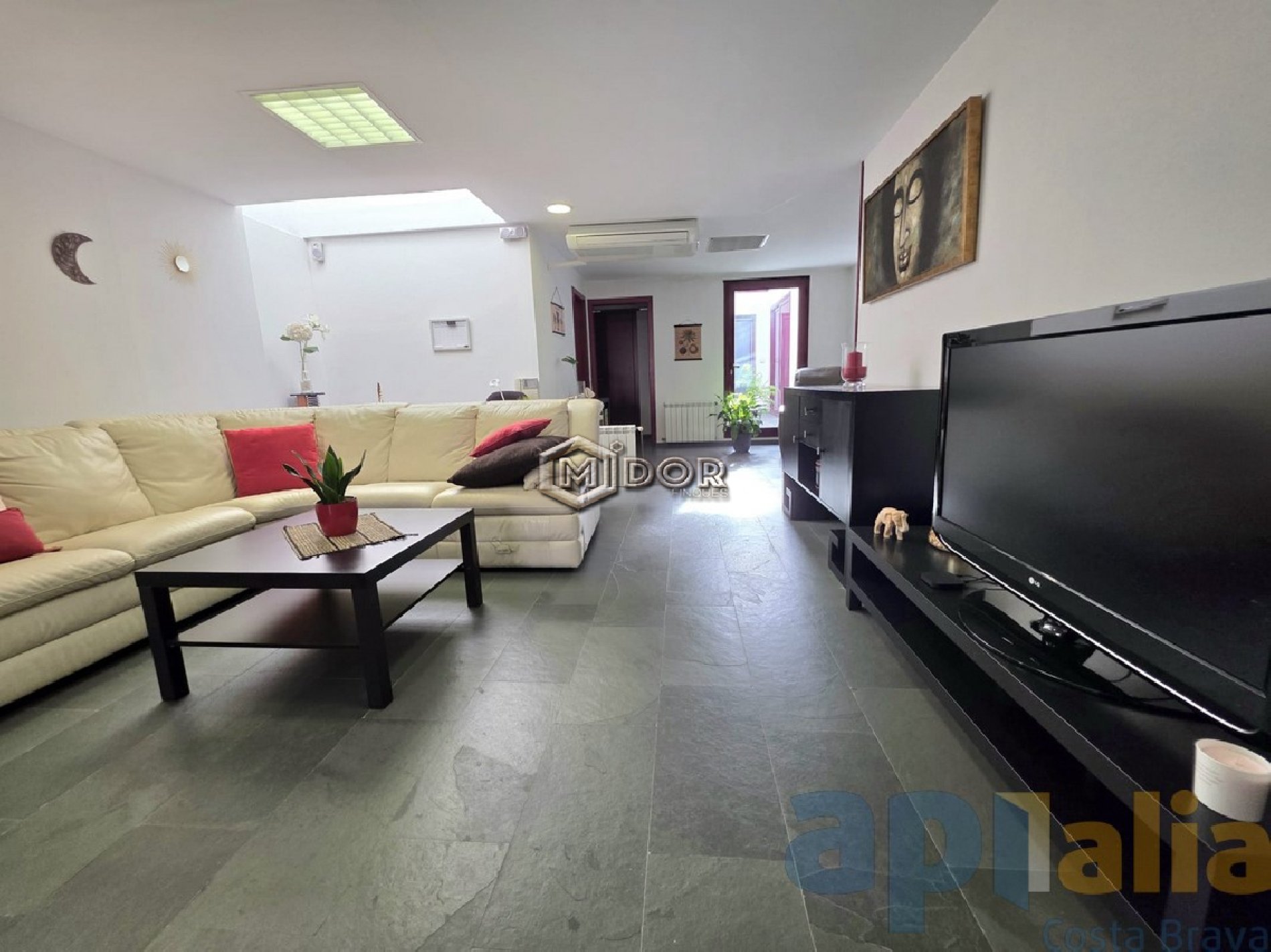 CASA ADOSSADA AMB LOCAL A ZONA CÈNTRICA