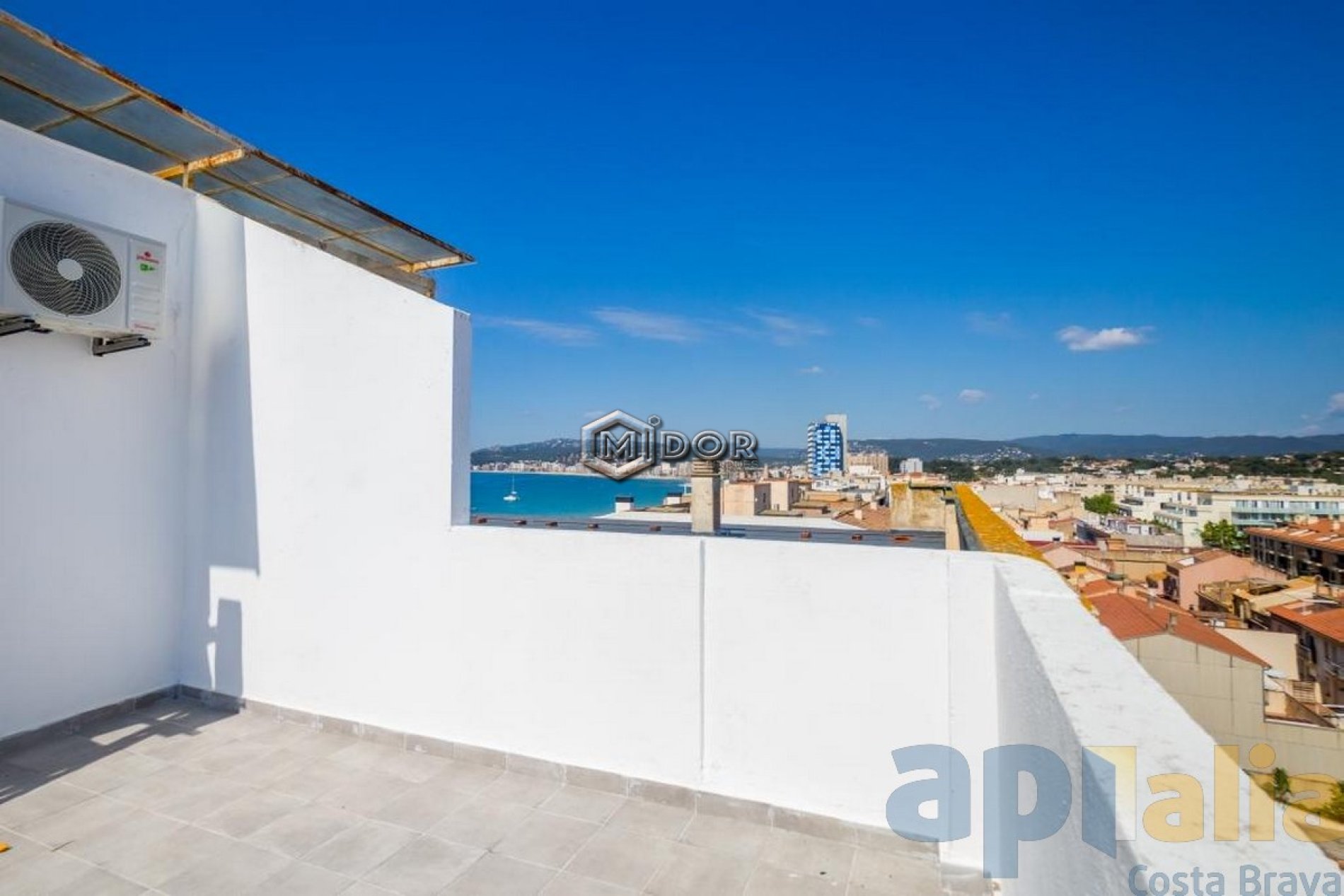APARTAMENT AMB TERRASSA A 150m DE LA PLATJA