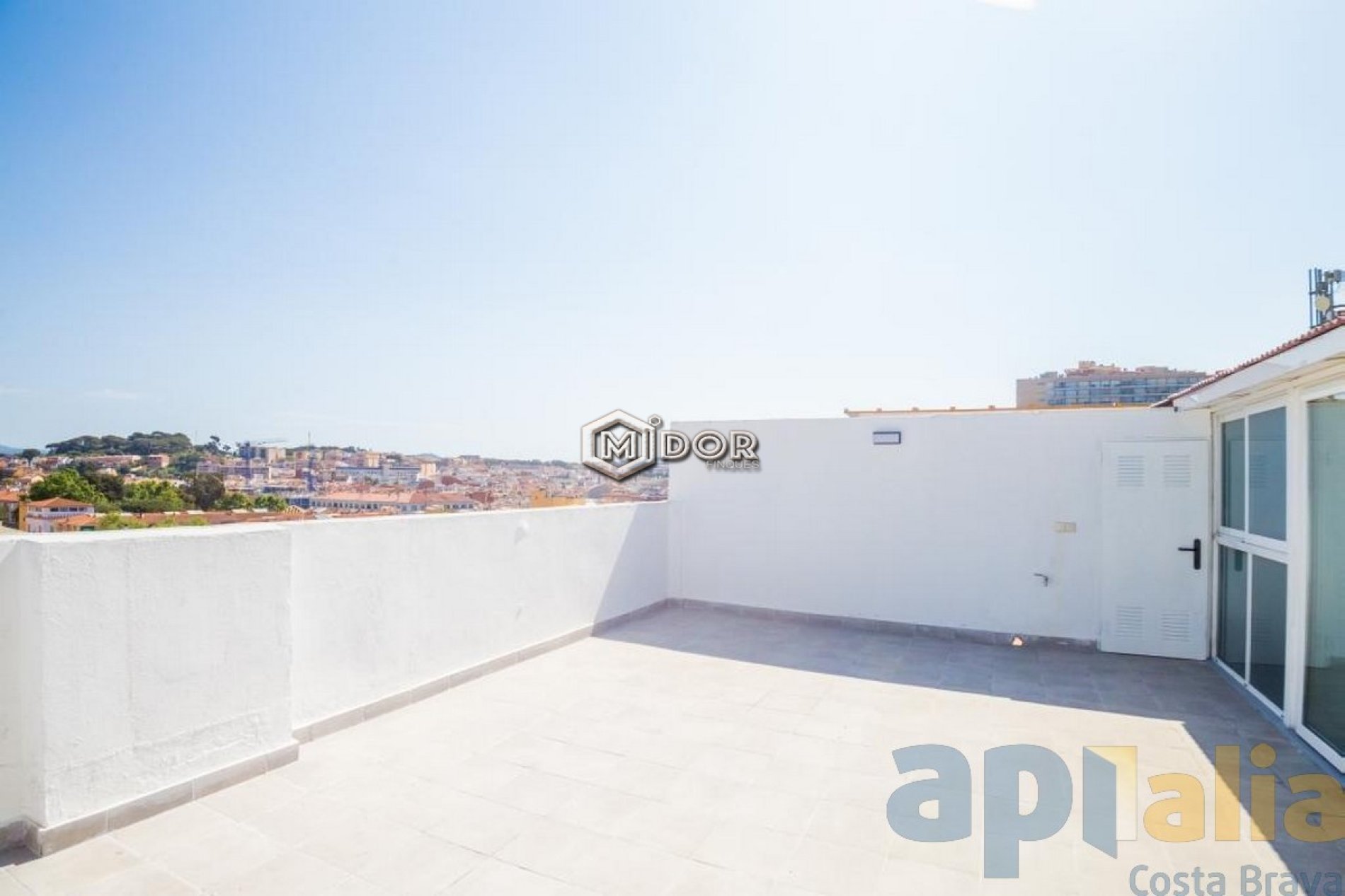 APARTAMENT AMB TERRASSA A 150m DE LA PLATJA
