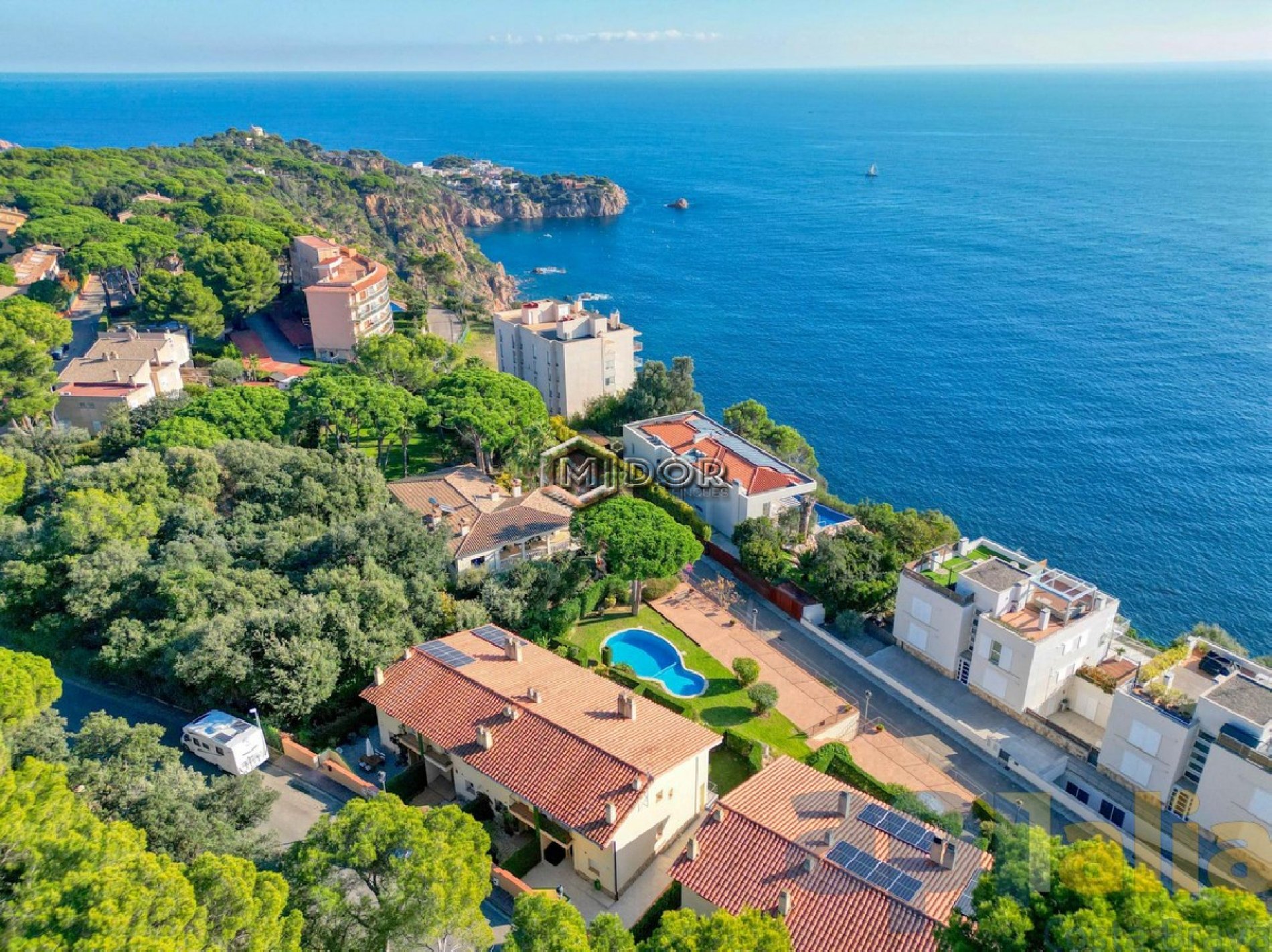 CASA ADOSSADA AMB VISTES A MAR I PISCINA (LLICÈNCIA TURÍSTICA)