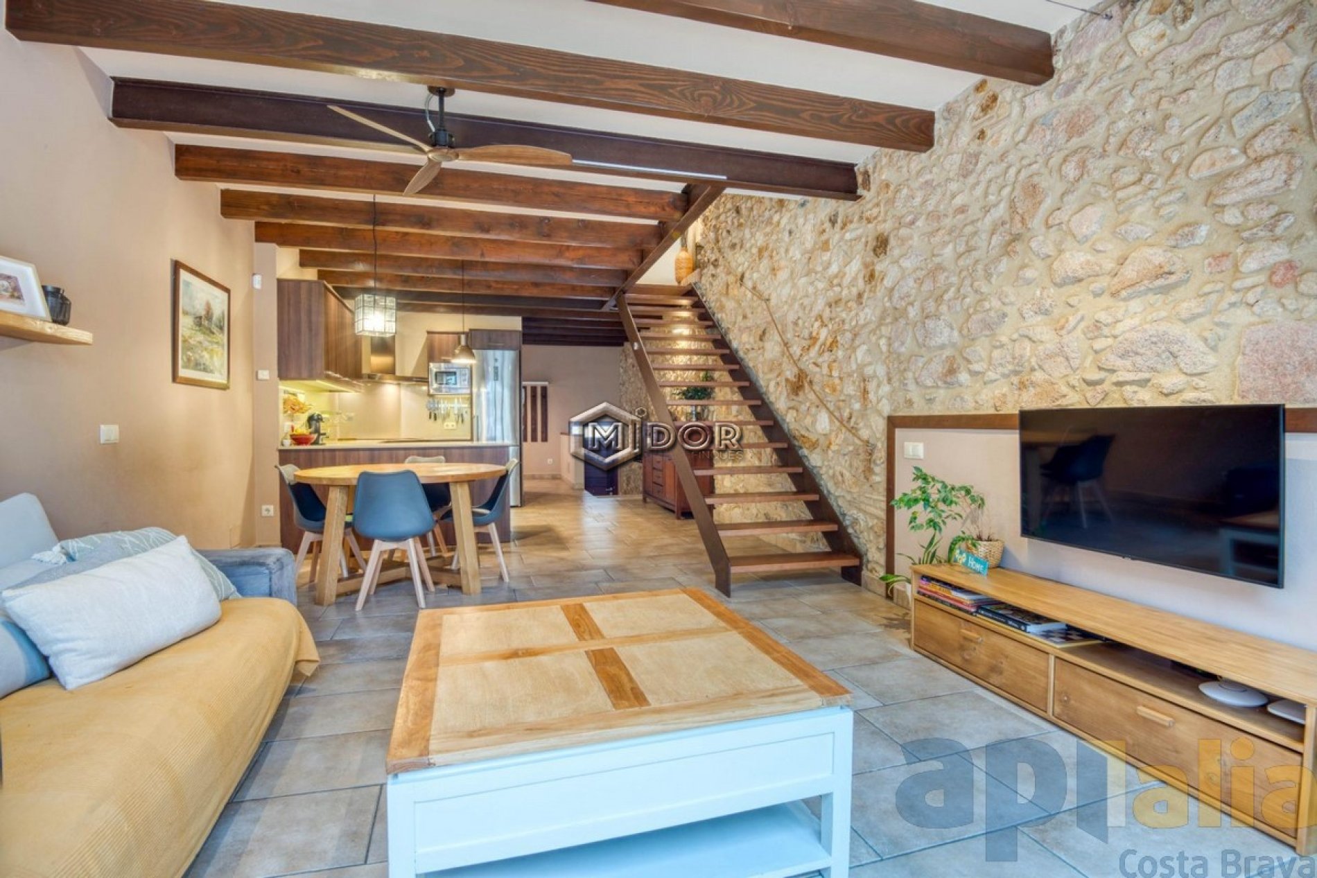 CASA DE POBLE REFORMADA AMB PATI A 500m DE LA PLATJA