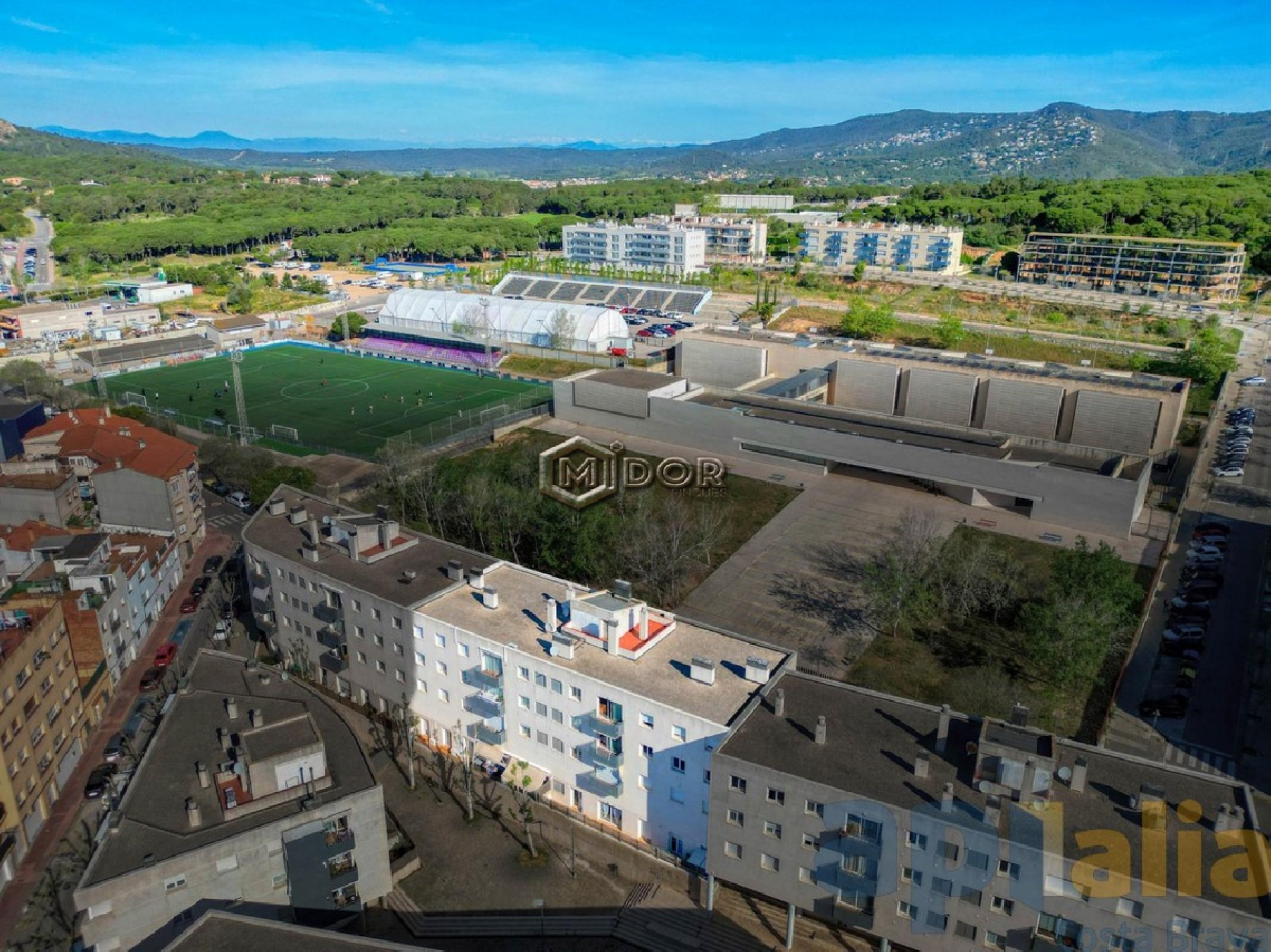 PIS LLUMINÓS AMB PÀRQUING A ZONA ALTA