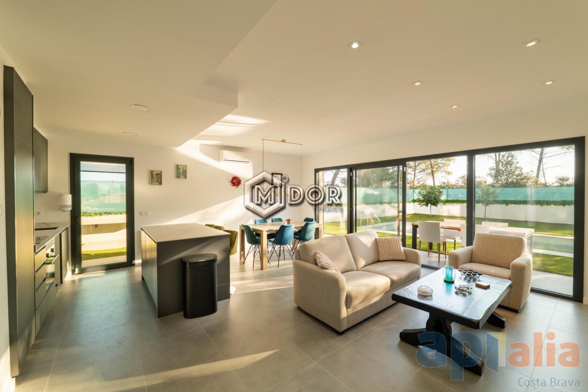 MODERN VILLA WITH PRIVATE POOL, GARAGE AND GARDEN IN CAN SOLÀ GROS II