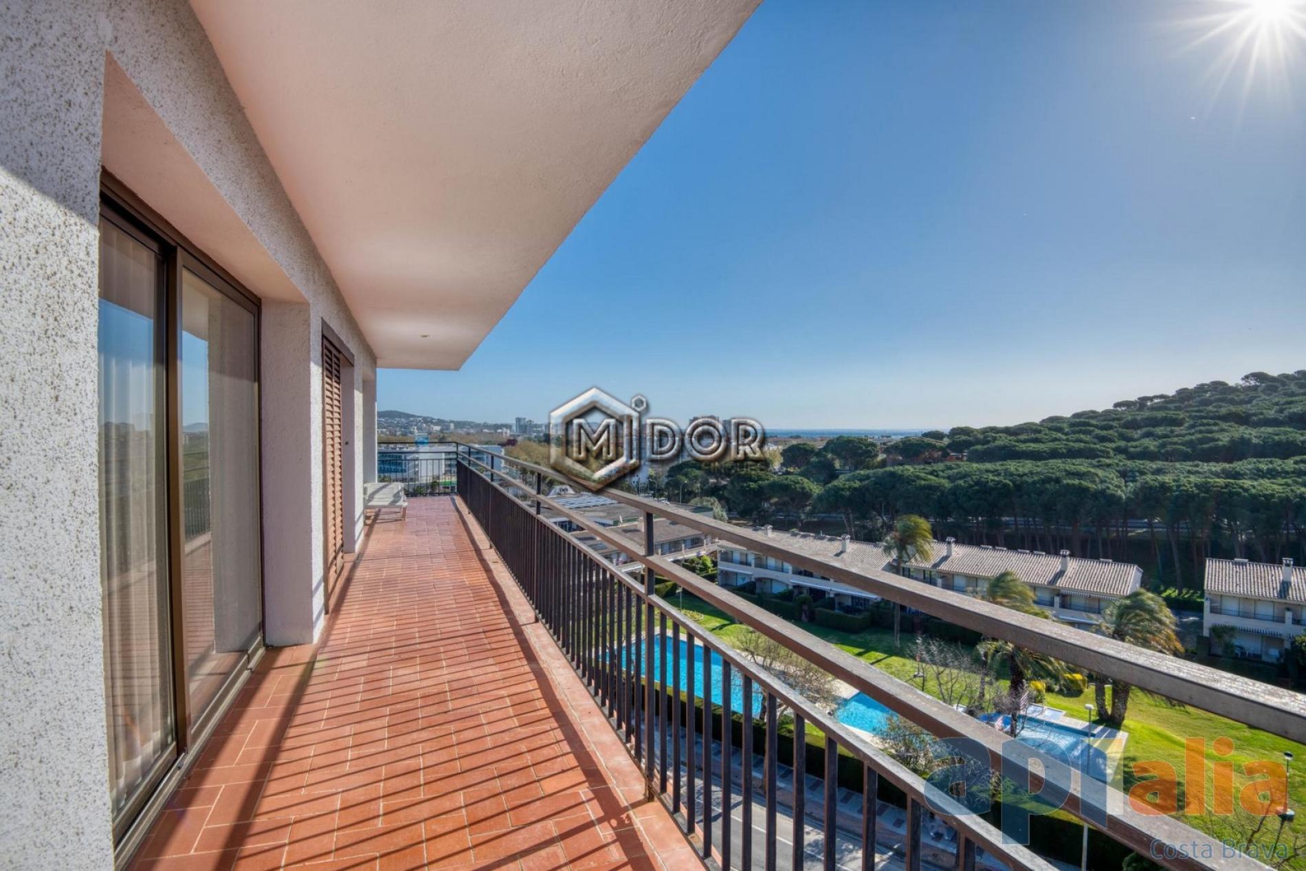 APARTAMENTO CON TERRAZA Y VISTAS (ZONA PORT D'ARO - PLATJA D'ARO)