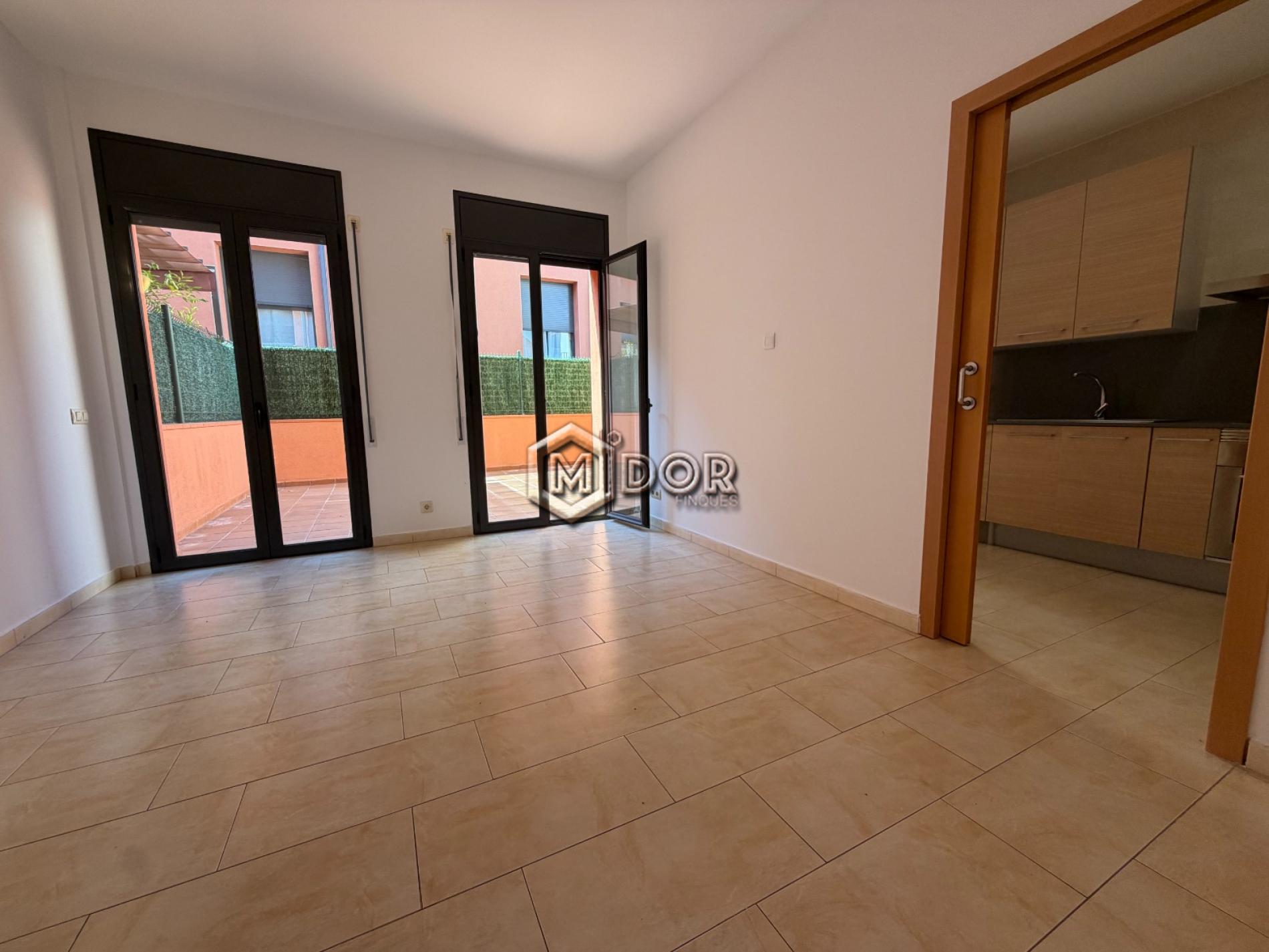 PLANTA BAIXA AMB TERRASSA A TAN SOLS 650m DE LA PLATJA