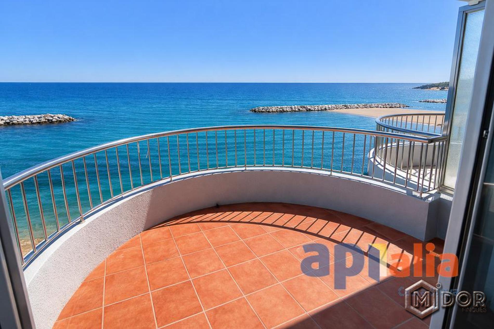 APARTAMENT A 1r LÍNIA DE MAR AMB TERRASSA