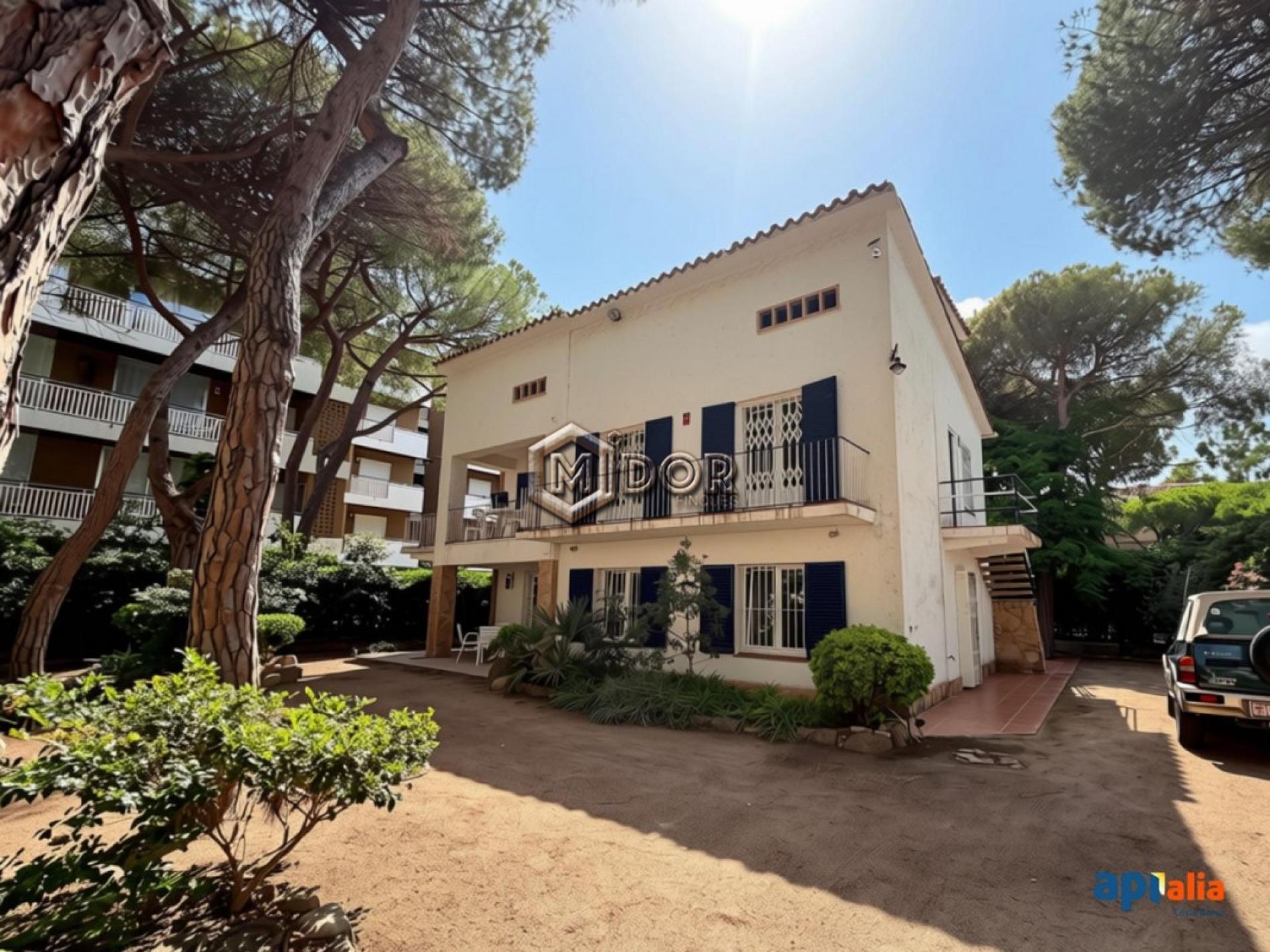 HOUSE WITH PRIVATE GARDEN AND 2 INDEPENDENT HOMES, SECOND LINE FROM THE SEA IN PLATJA D’ARO