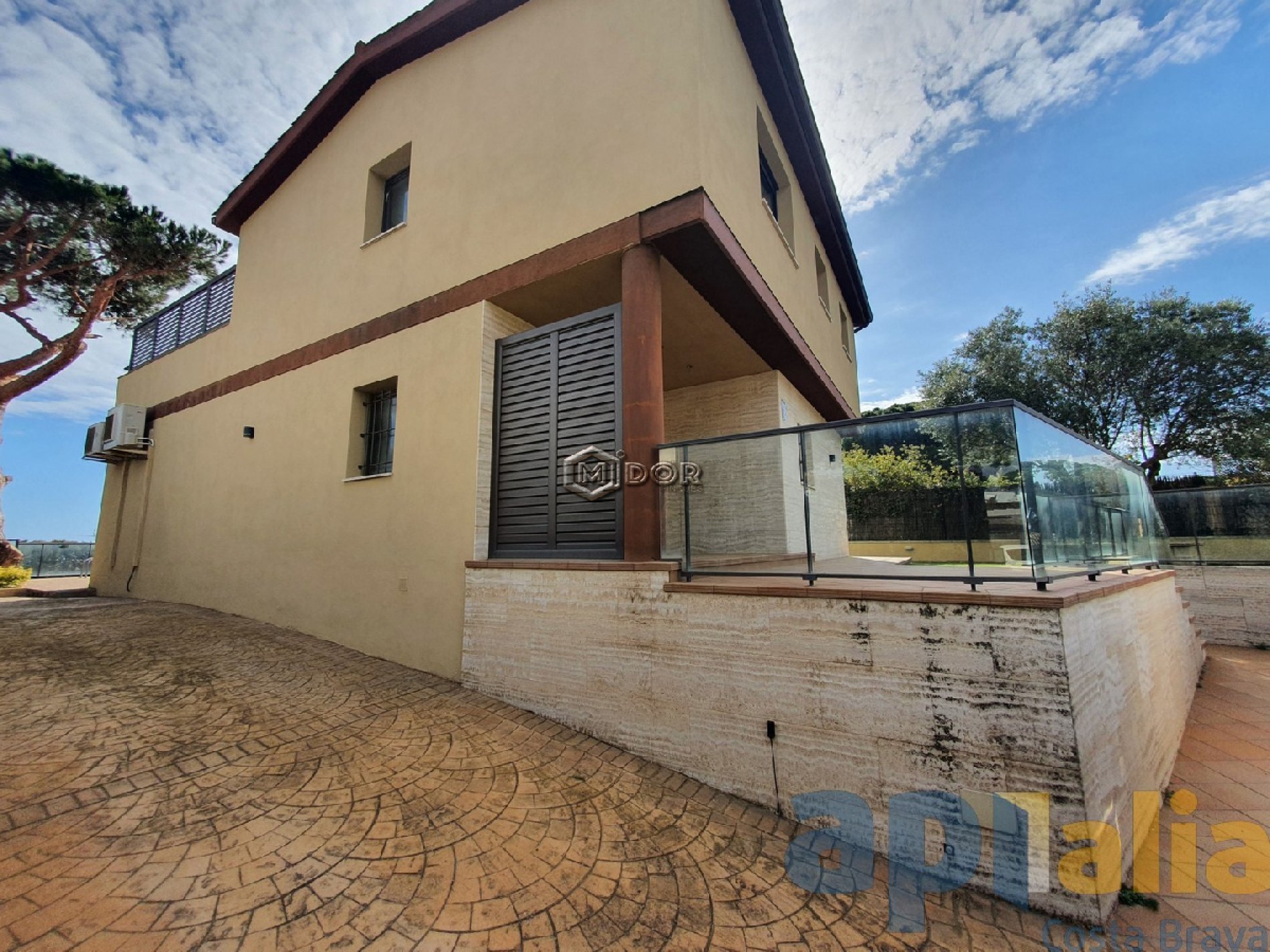 Exclusiva casa d'obra nova a S'Agaró (Costa Brava), a menys d'1km de la platja de Sant Pol i amb vistes a mar.