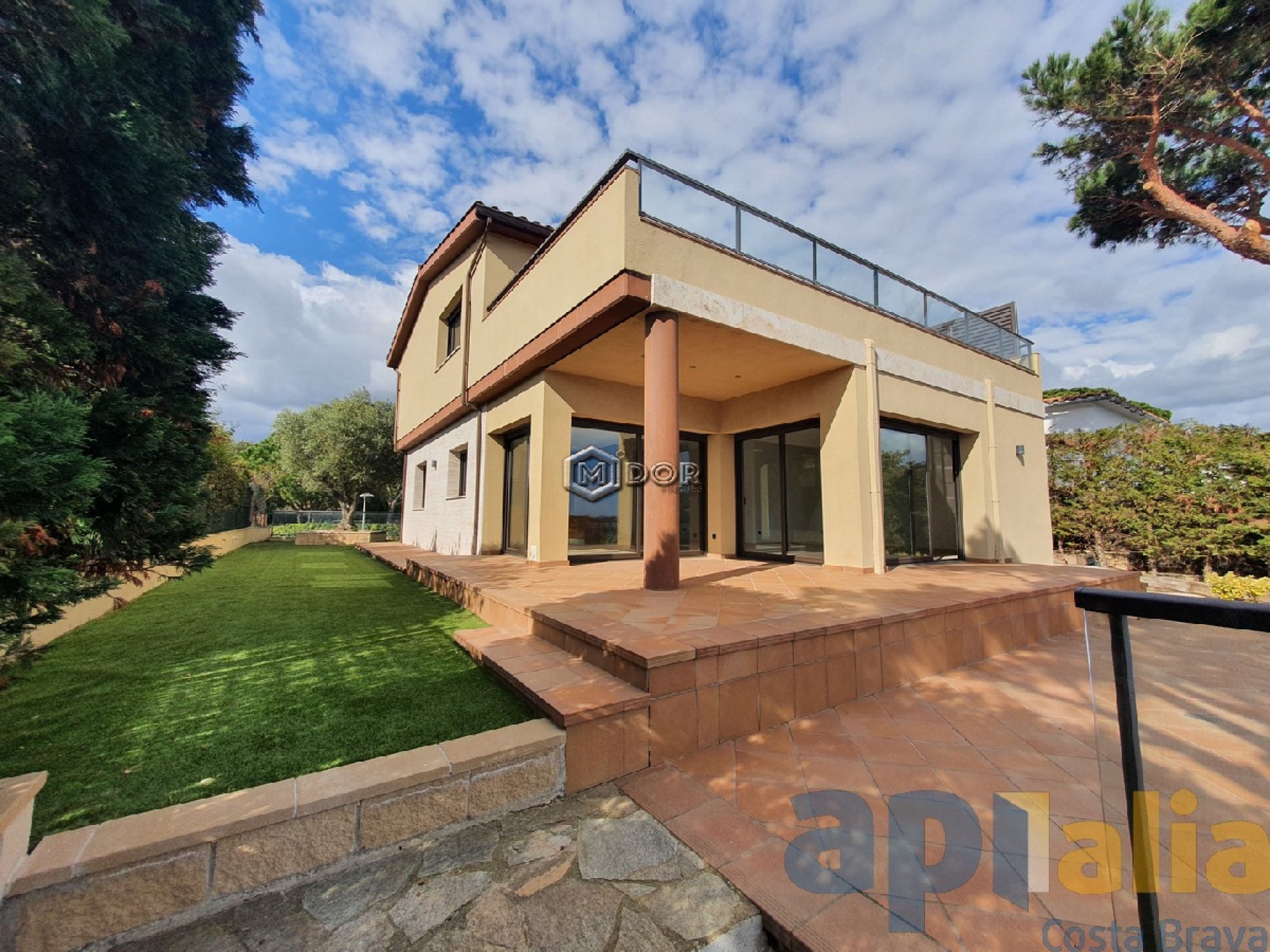 Exclusiva casa d'obra nova a S'Agaró (Costa Brava), a menys d'1km de la platja de Sant Pol i amb vistes a mar.