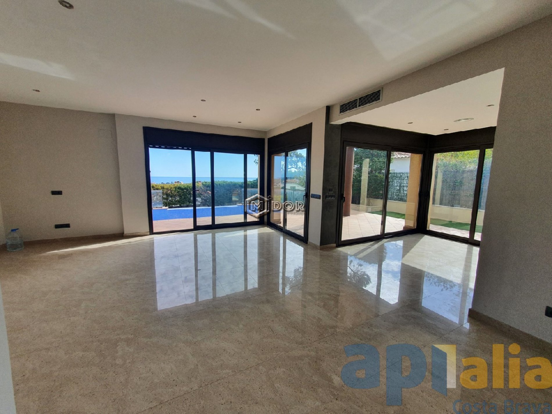 Exclusiva casa d'obra nova a S'Agaró (Costa Brava), a menys d'1km de la platja de Sant Pol i amb vistes a mar.