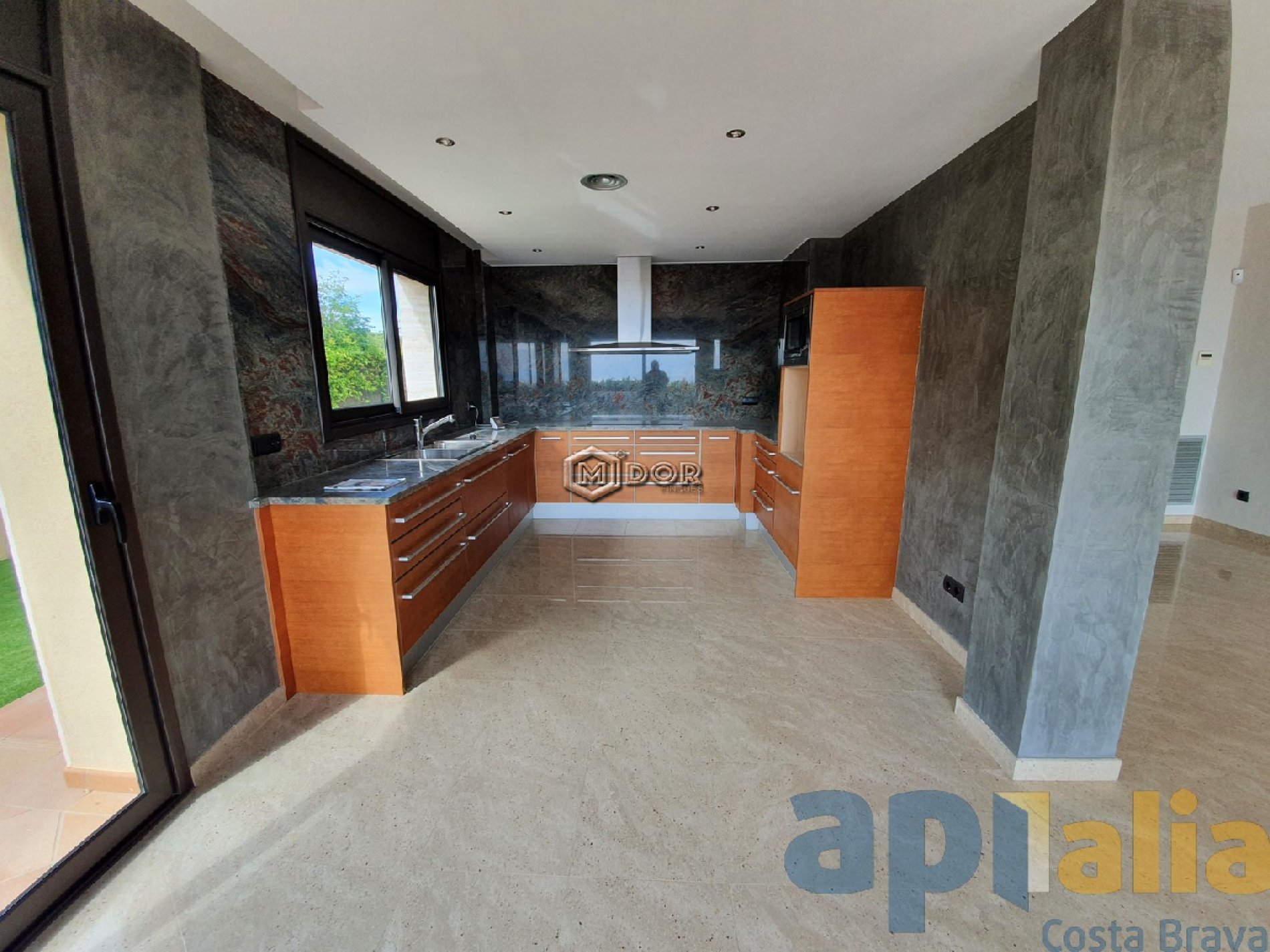 Exclusiva casa d'obra nova a S'Agaró (Costa Brava), a menys d'1km de la platja de Sant Pol i amb vistes a mar.