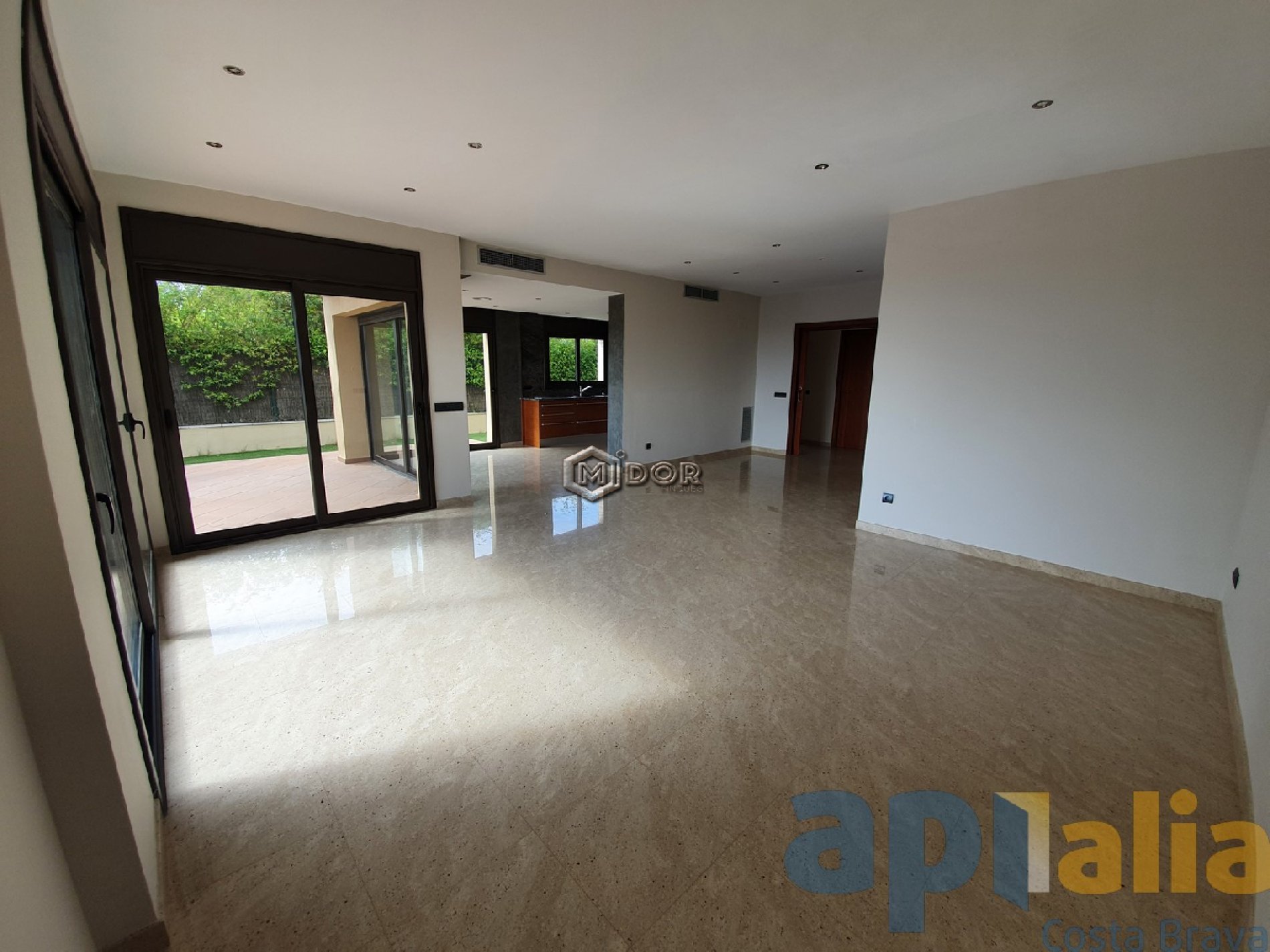 Exclusiva casa d'obra nova a S'Agaró (Costa Brava), a menys d'1km de la platja de Sant Pol i amb vistes a mar.