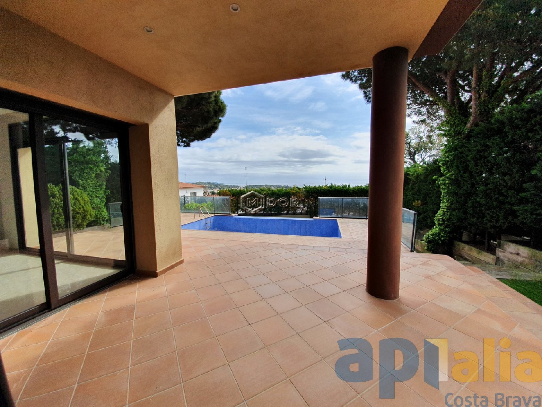 Exclusiva casa d'obra nova a S'Agaró (Costa Brava), a menys d'1km de la platja de Sant Pol i amb vistes a mar.