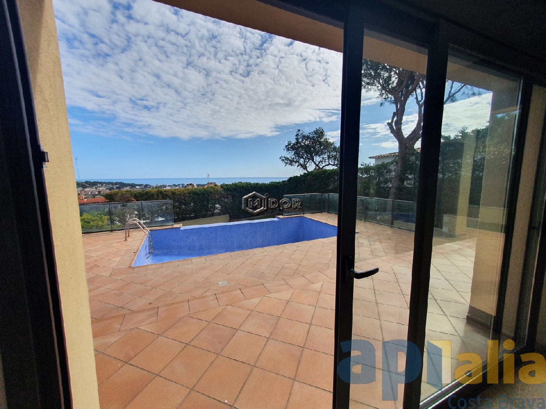 Exclusiva casa d'obra nova a S'Agaró (Costa Brava), a menys d'1km de la platja de Sant Pol i amb vistes a mar.